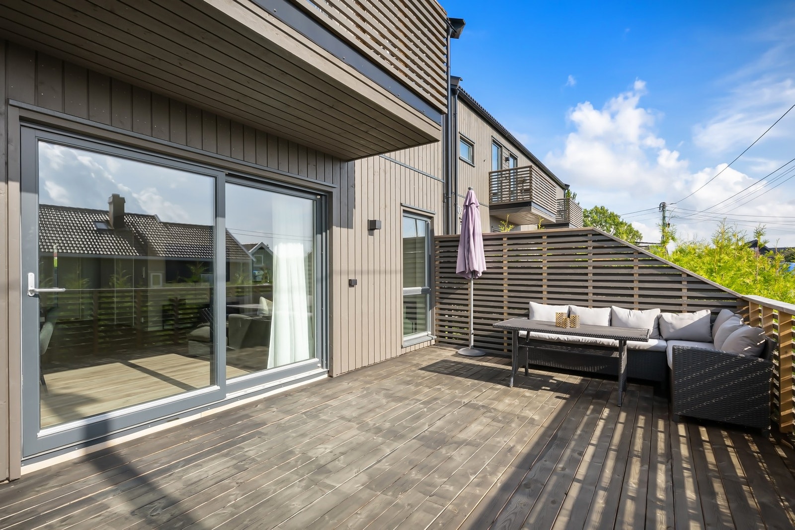 Veranda med utgang fra stue/kjøkken. Galleribilde