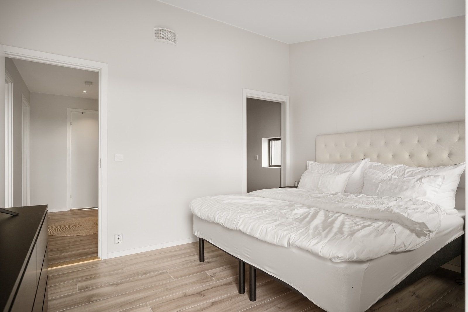 Rolig og innbydende soverom - en perfekt sone for hvile. Galleribilde