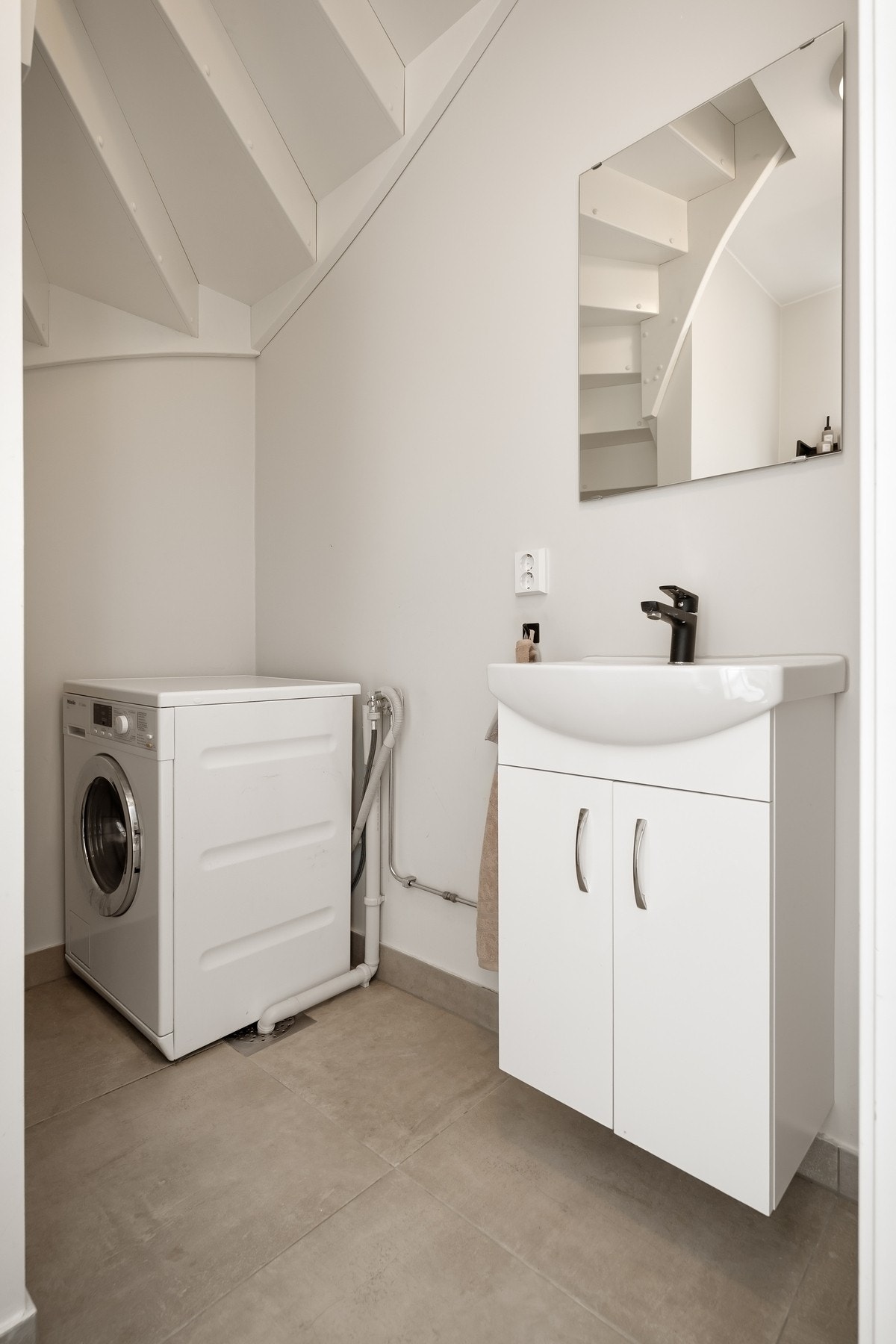 Vaskerom i 1. etasje - praktisk anlagt ved boligens inngang. Galleribilde