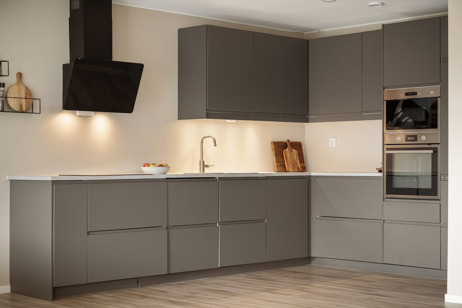 Gode oppbevaringsmuligheter i skap og skuffer. Galleribilde