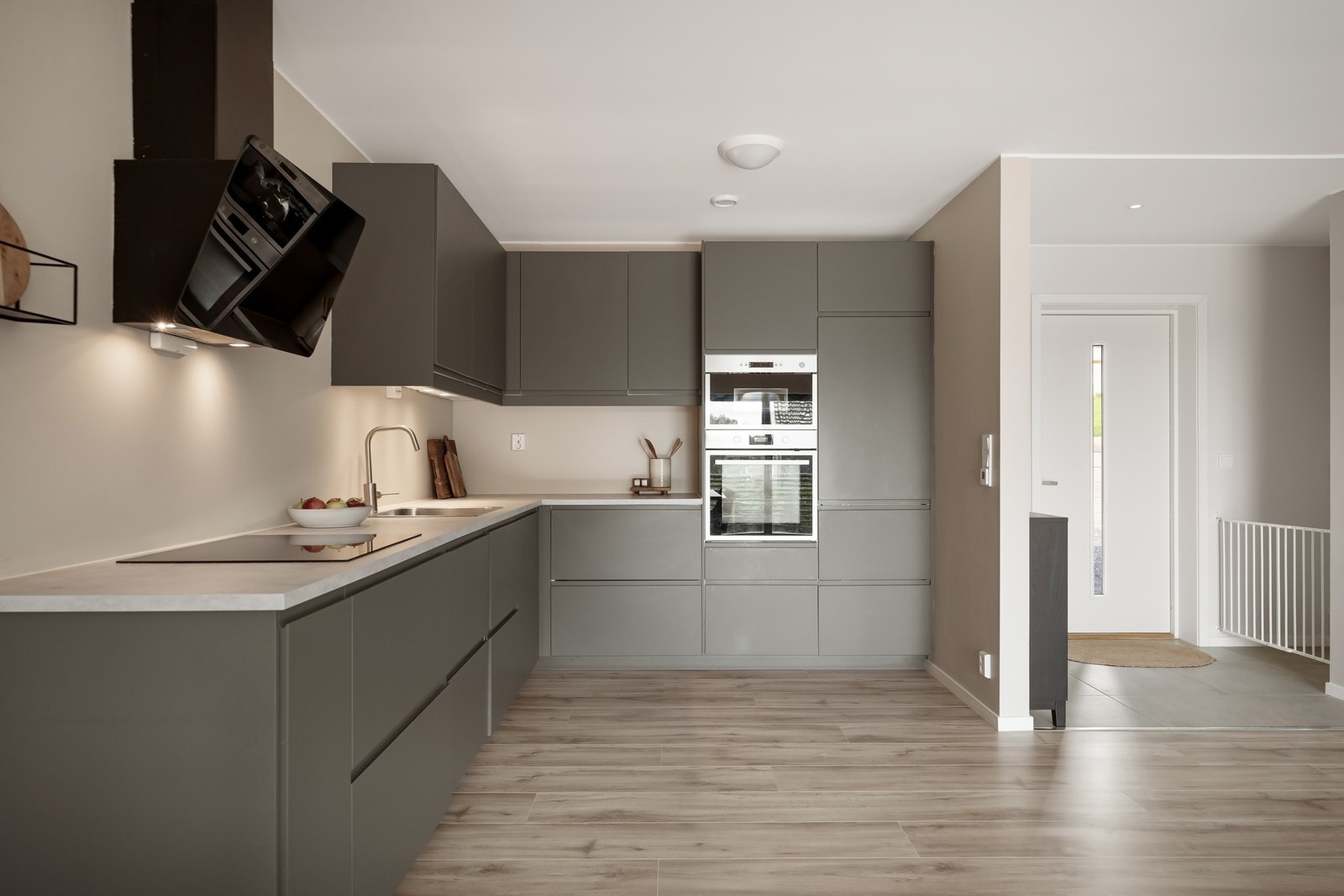 Tidløst kjøkken med integrerte hvitevarer. Galleribilde