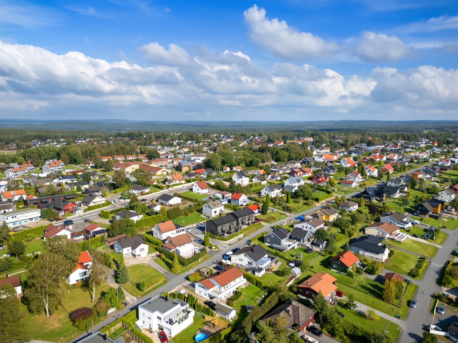 Boligen ligger i et veletablert og rolig boligområde med kort vei til både skoler, barnehager, butikker og flotte turområder. Galleribilde