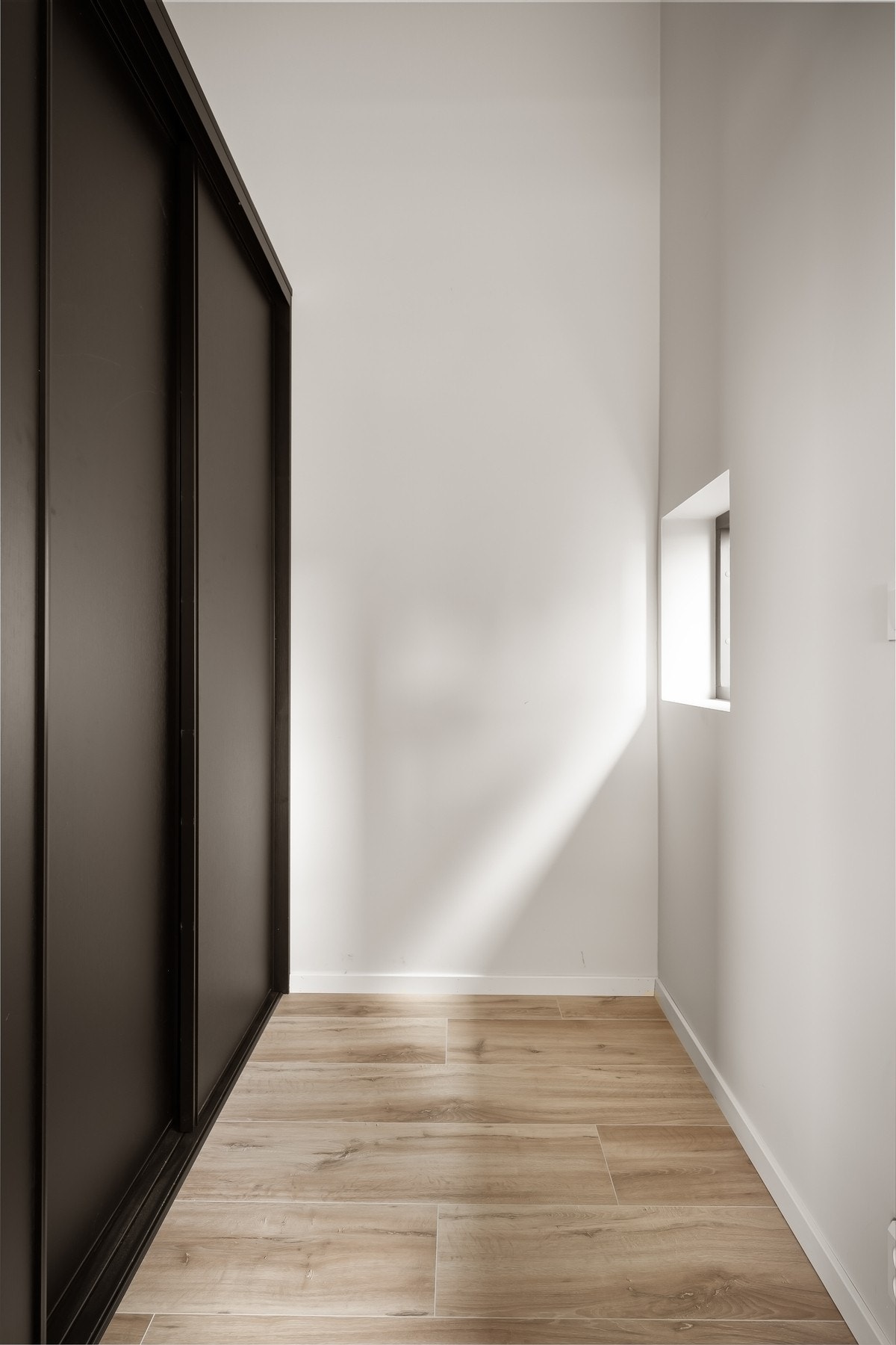 Walk-in garderobe tilknyttet hovedsoverommet. Galleribilde