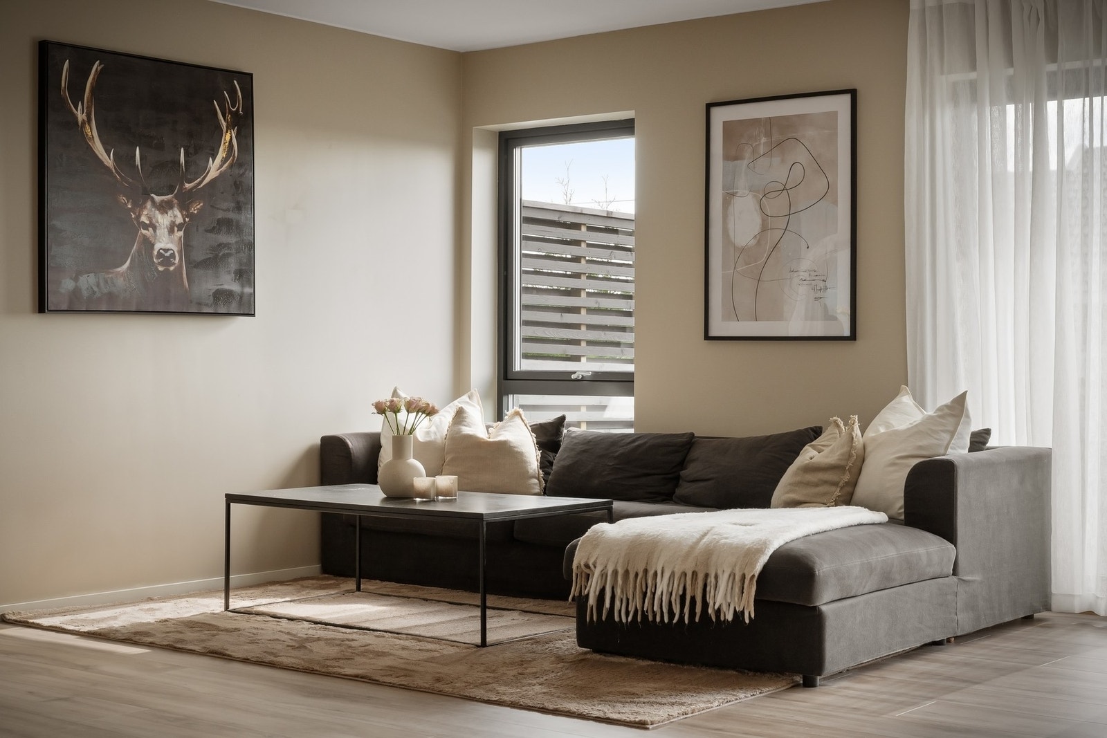 Lys og luftig stue med rom for både avslapning og sosiale kvelder. Galleribilde