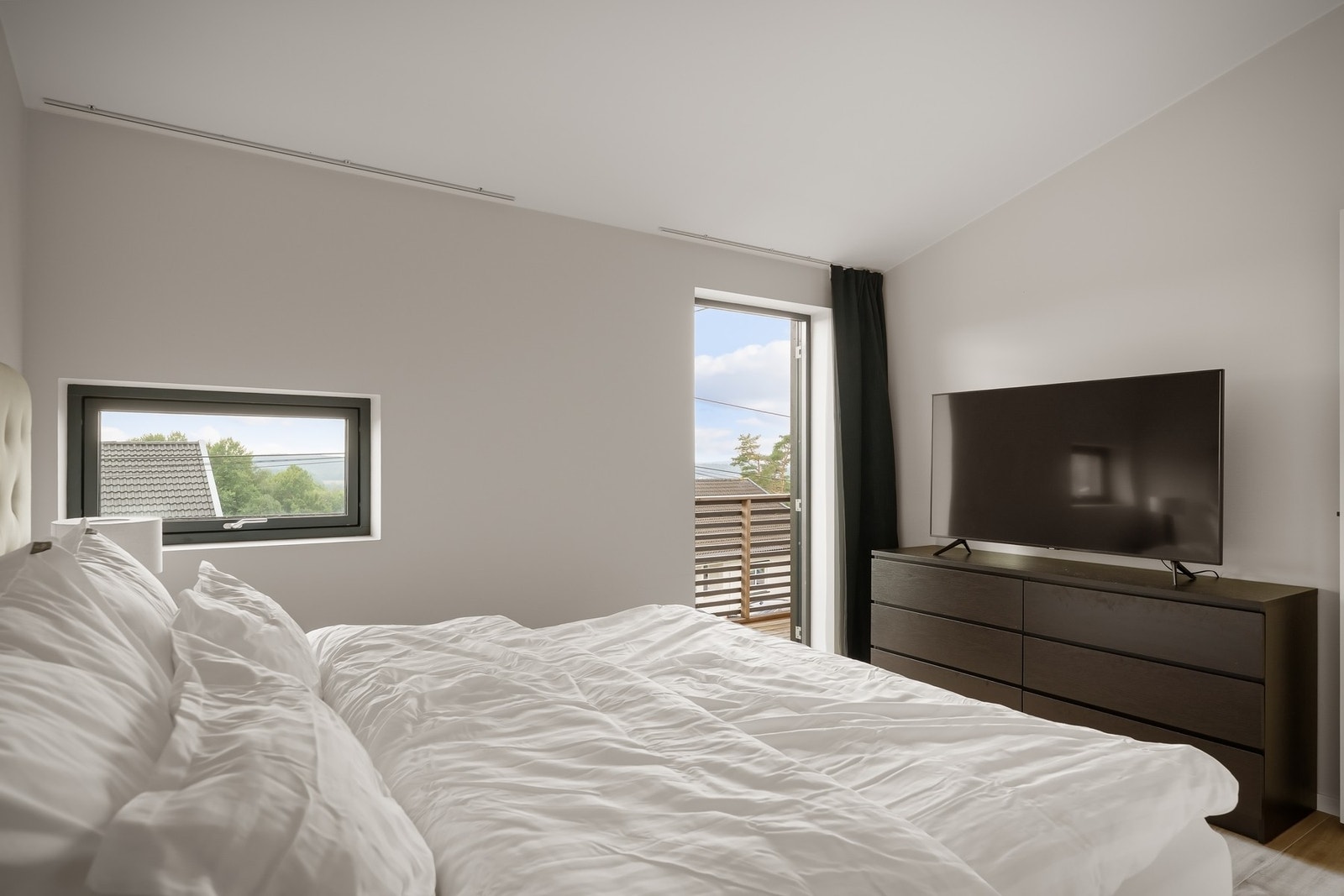 God plass til dobbeltseng, nattbord og kommode. Galleribilde