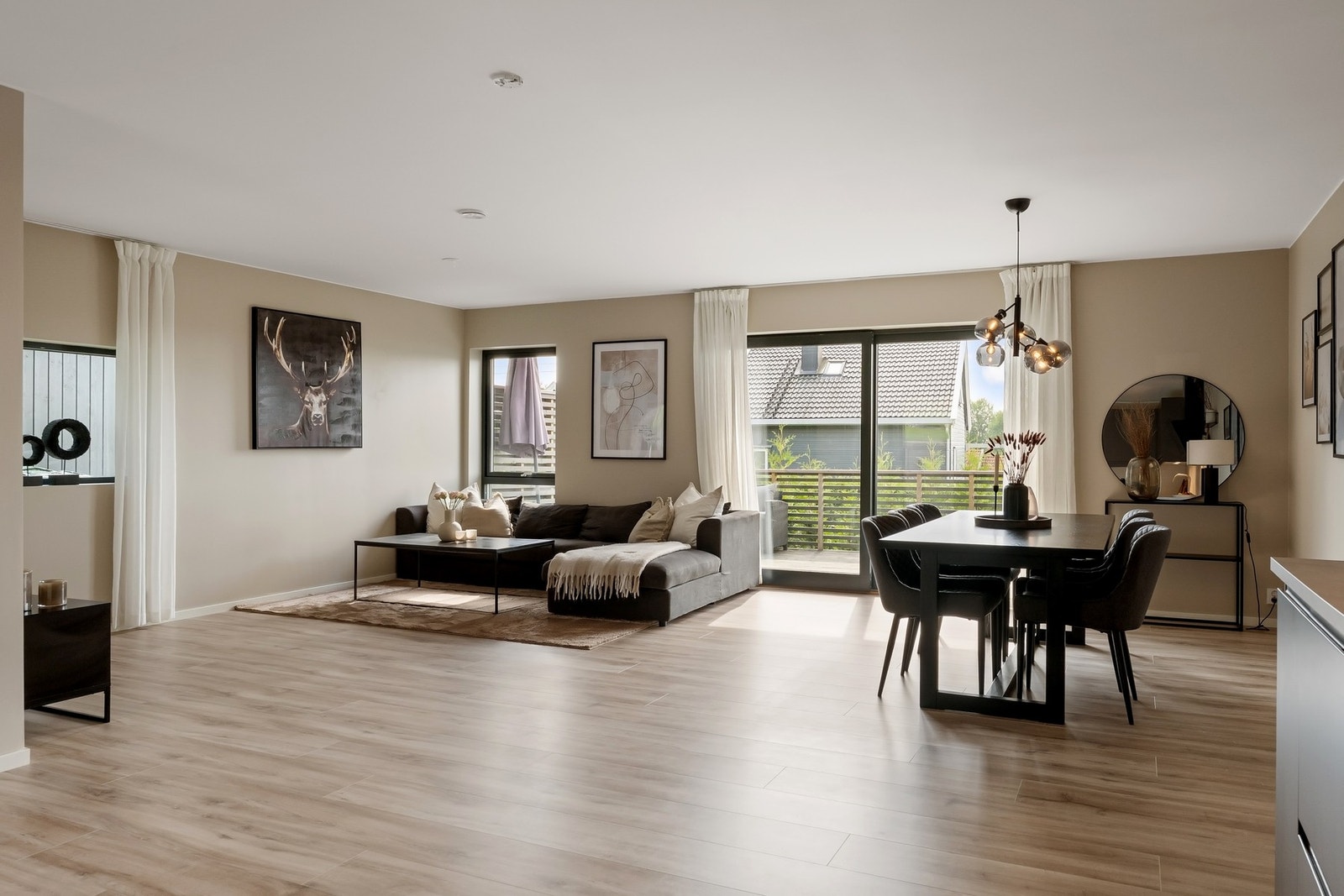 Store vindusflater slipper inn nydelig dagslys. Galleribilde