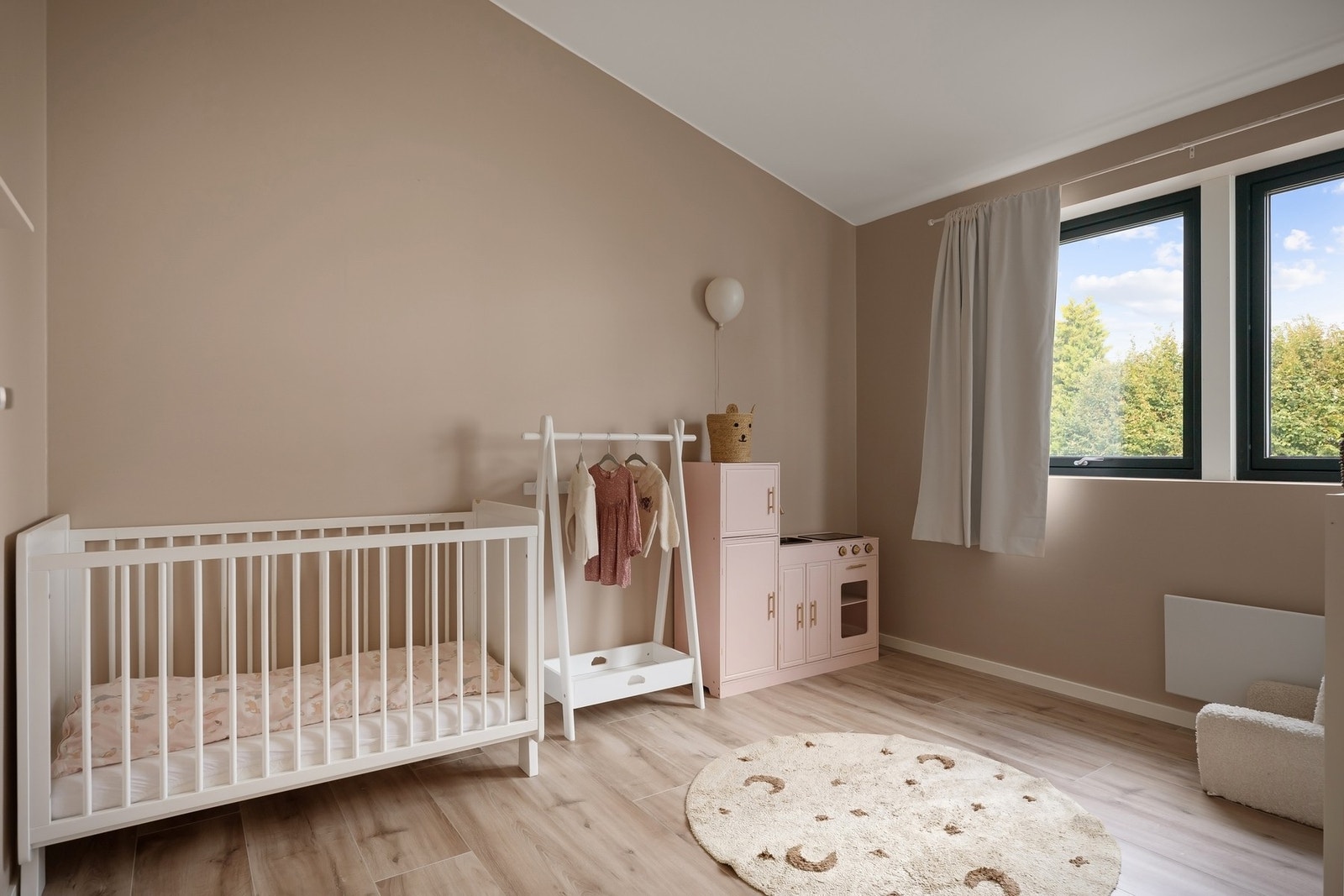 Lyst og trivelig soverom som passer perfekt som barnerom, gjesterom eller kontor. Galleribilde