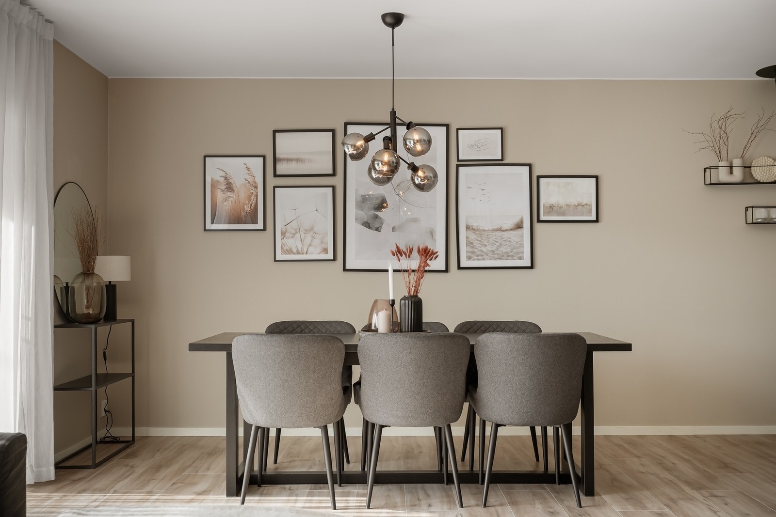 God plass til spisestue i umiddelbar nærhet til kjøkkenet. Galleribilde