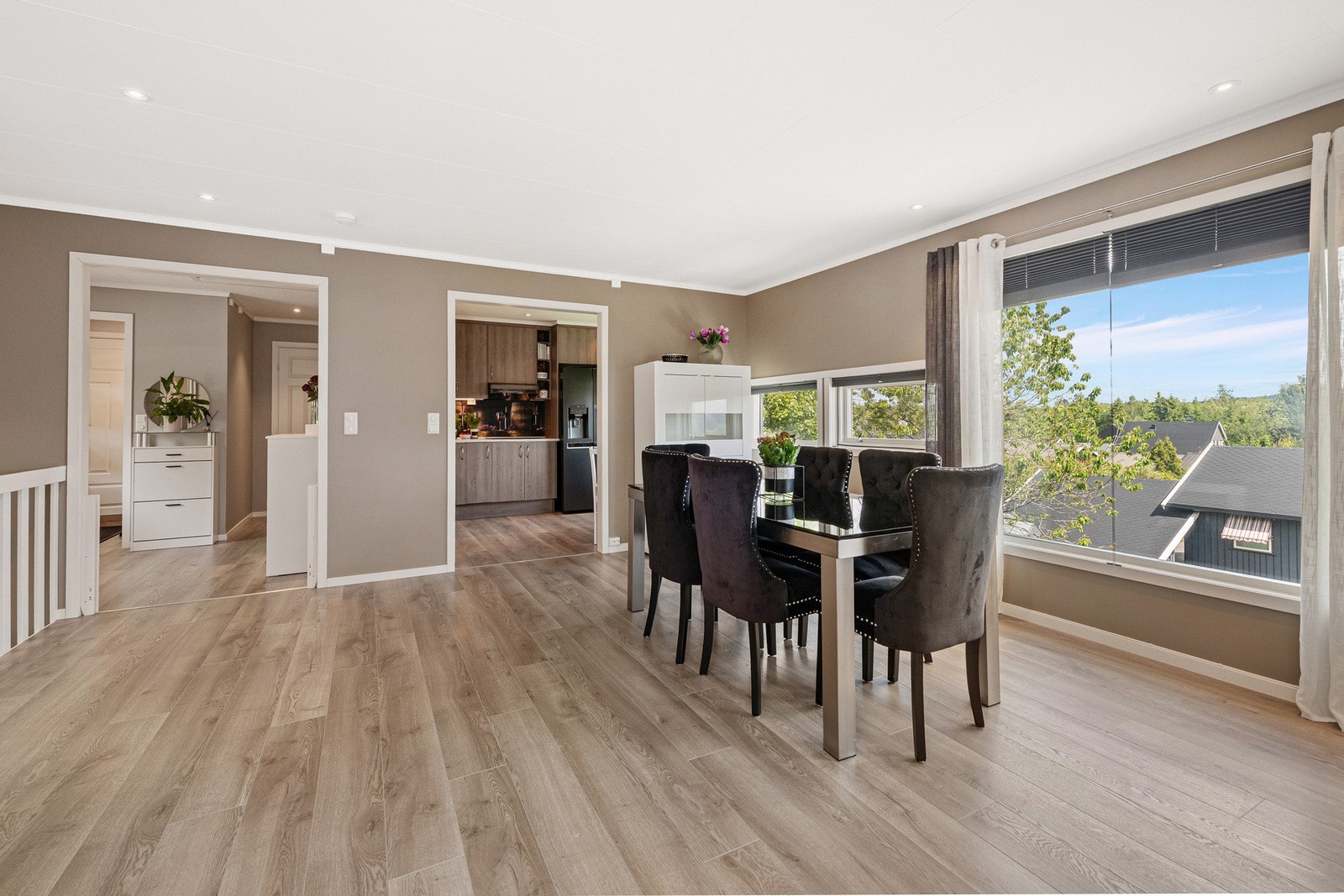 Stuen fremstår som et lyst og luftig allrom med store vindusflater som slipper inn rikelig med dagslys. Galleribilde