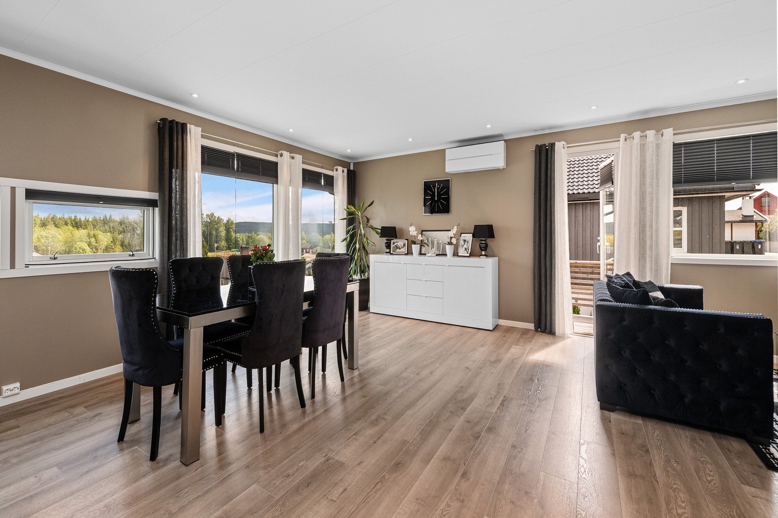 Fra stuen er det utgang til en romslig terrasse på ca. 12 m² - et hyggelig sted for morgenkaffen eller rolige stunder i solen. Galleribilde