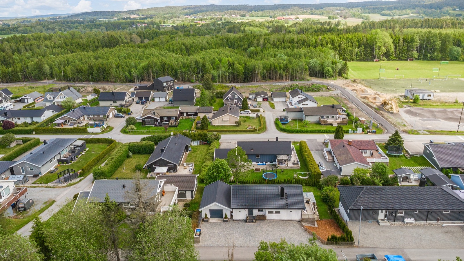 Området grenser til skog og turterreng, og her bor man med kort vei til både Trømborg skole og barnehage, som begge ligger i gangavstand. Galleribilde