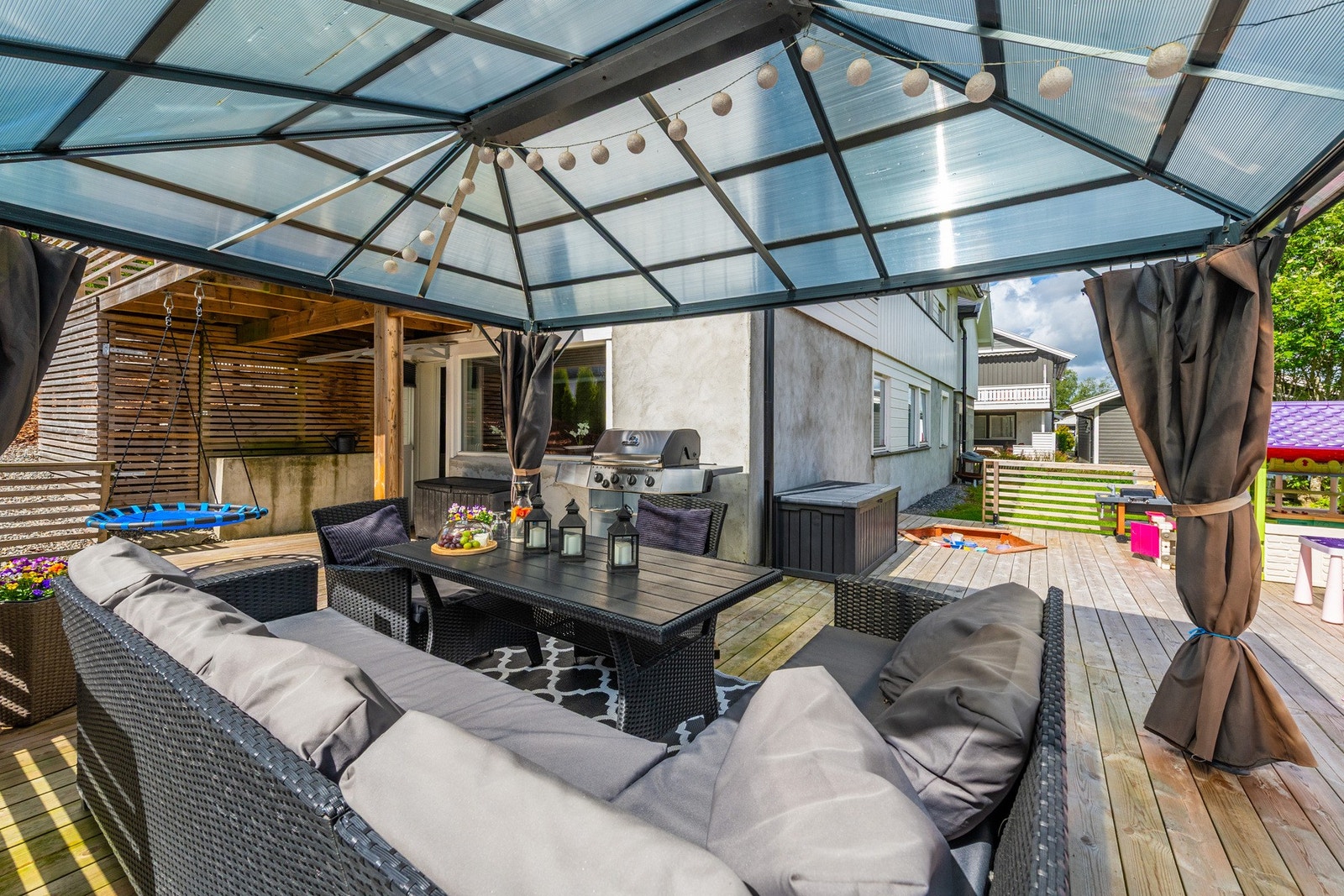 Fra markterrassen er det videre adkomst til boligens hageområde som byr på pen beplanting og frodige hageområder med boltreplass for hele familien. Galleribilde