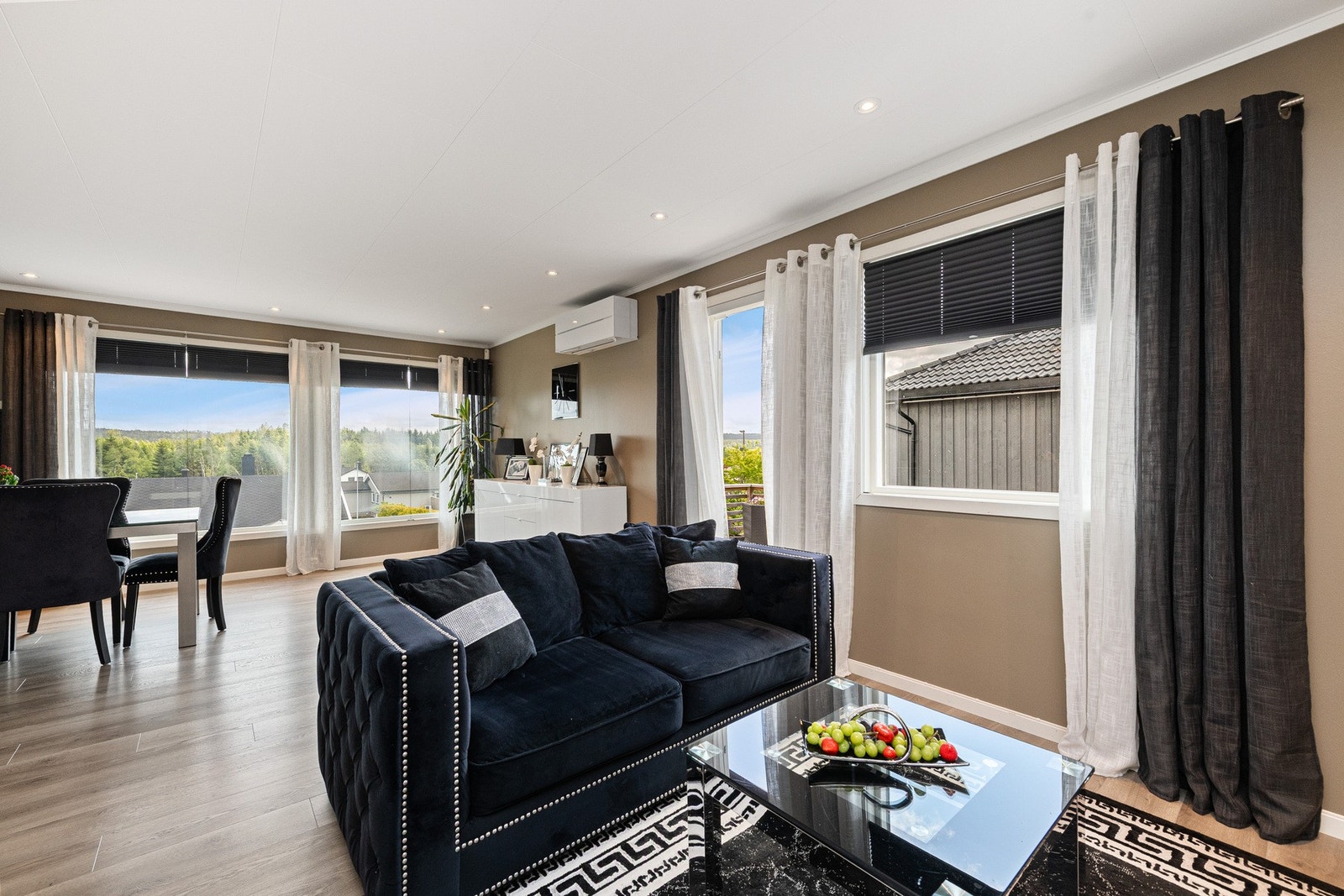 Rommets utforming og atmosfære gjør det velegnet som samlingssted for familie og venner. Galleribilde