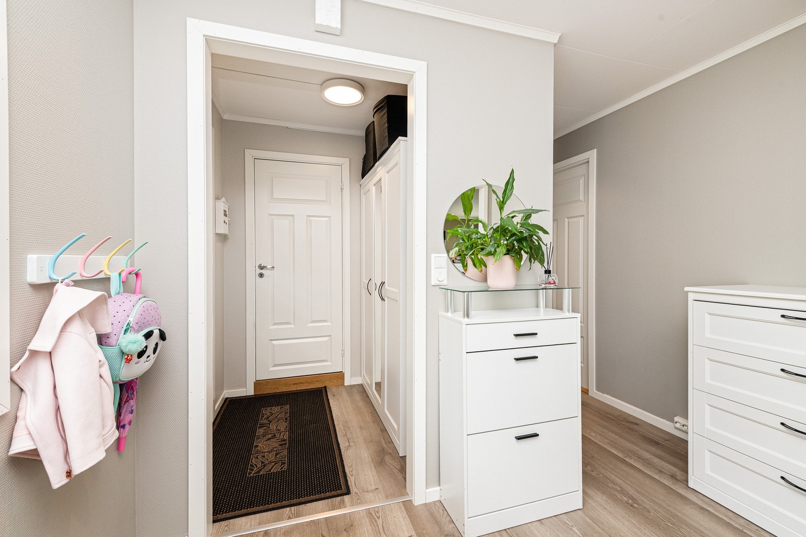 Fargevalget er moderne og gir et godt førsteinntrykk av boligen. Galleribilde