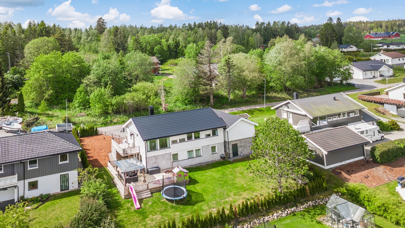 Eiendommen har en fredelig og barnevennlig beliggenhet i Trømborg - et etablert og rolig boligområde med grønne omgivelser og gode oppvekstsvilkår. Galleribilde