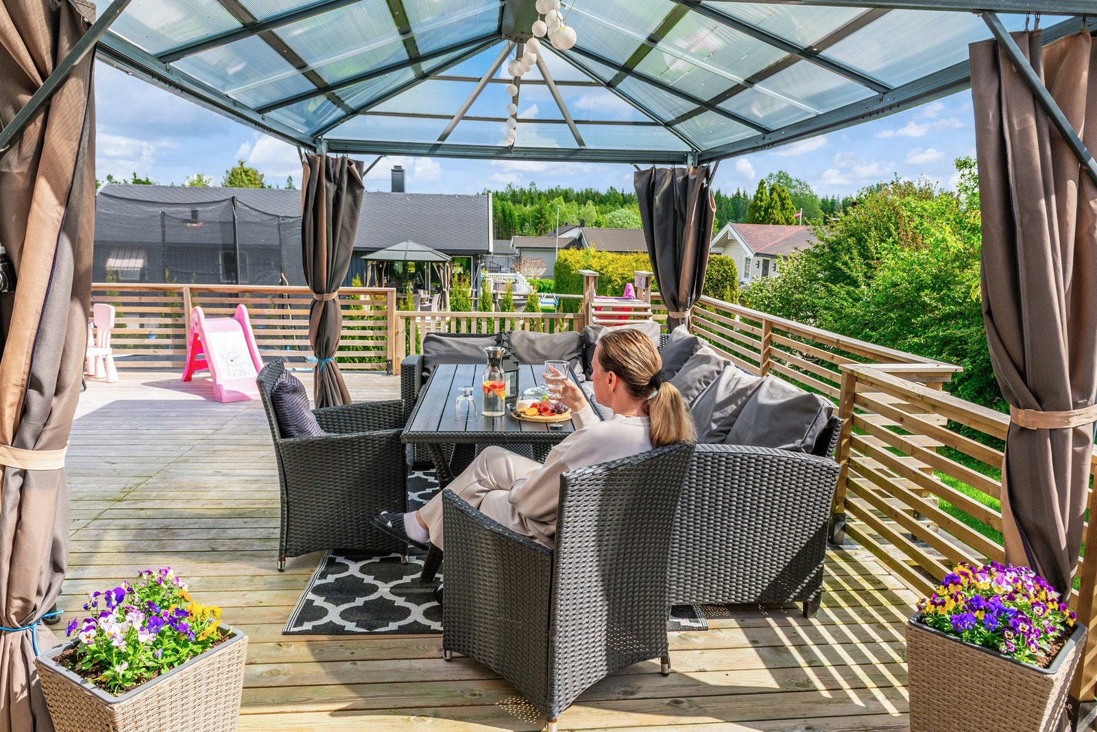 Boligen gir et moderne og tiltalende inntrykk med gjennomtenkte materialvalg, oppgraderte detaljer og en behagelig atmosfære. Galleribilde