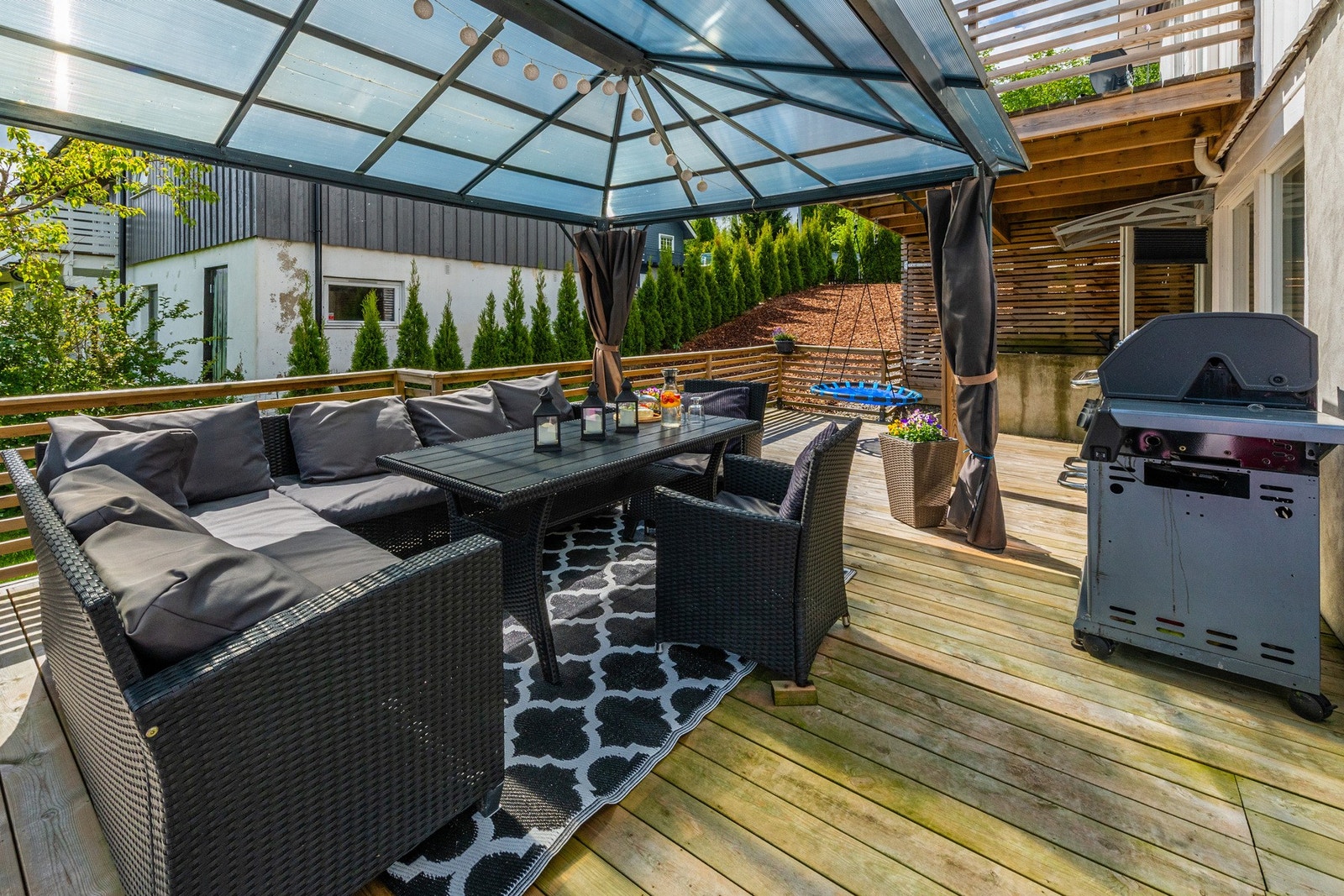 Fra stuen er det utgang til en terrasse på ca. 12 m², perfekt for morgenkaffen. I forlengelse av kjellerstuen ligger den større markterrassen på ca. 50 m² Galleribilde