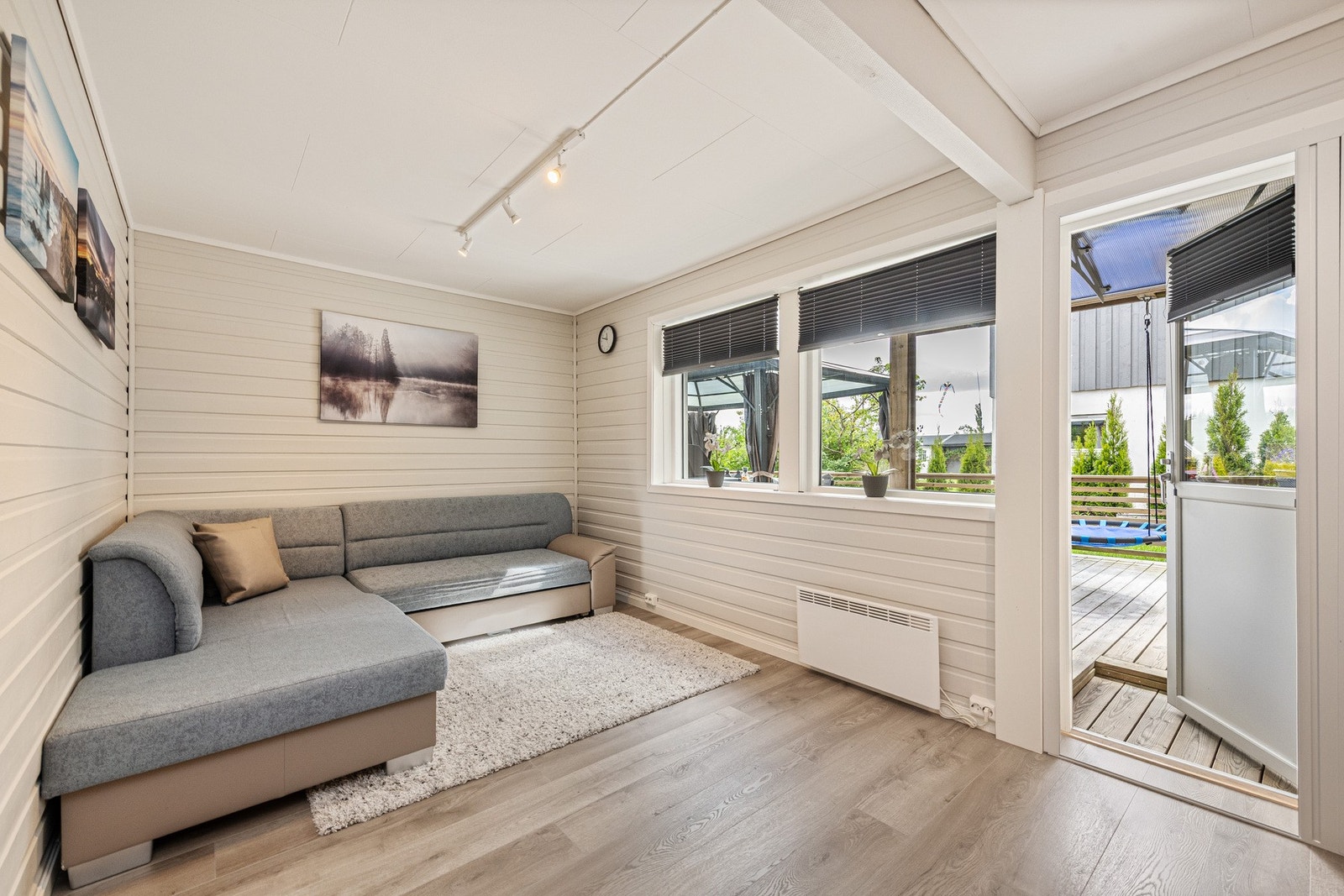 I forlengelse av kjellerstuen ligger den større markterrassen på ca. 50 m², med god plass til spisegruppe, lounge og grill. Galleribilde