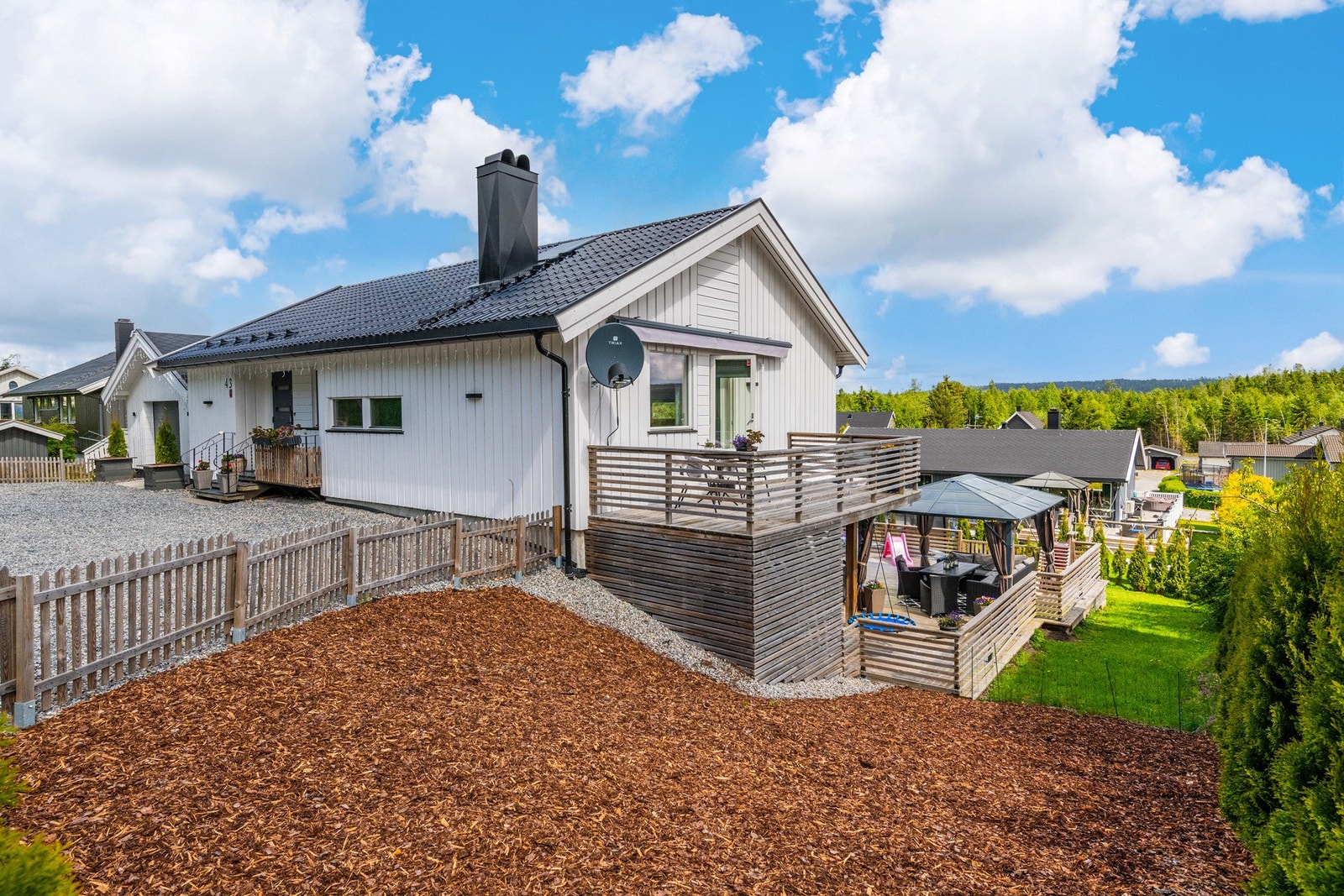 Parkering foran eiendommen eller inn i garasje som strekker seg over to etasjer. Galleribilde