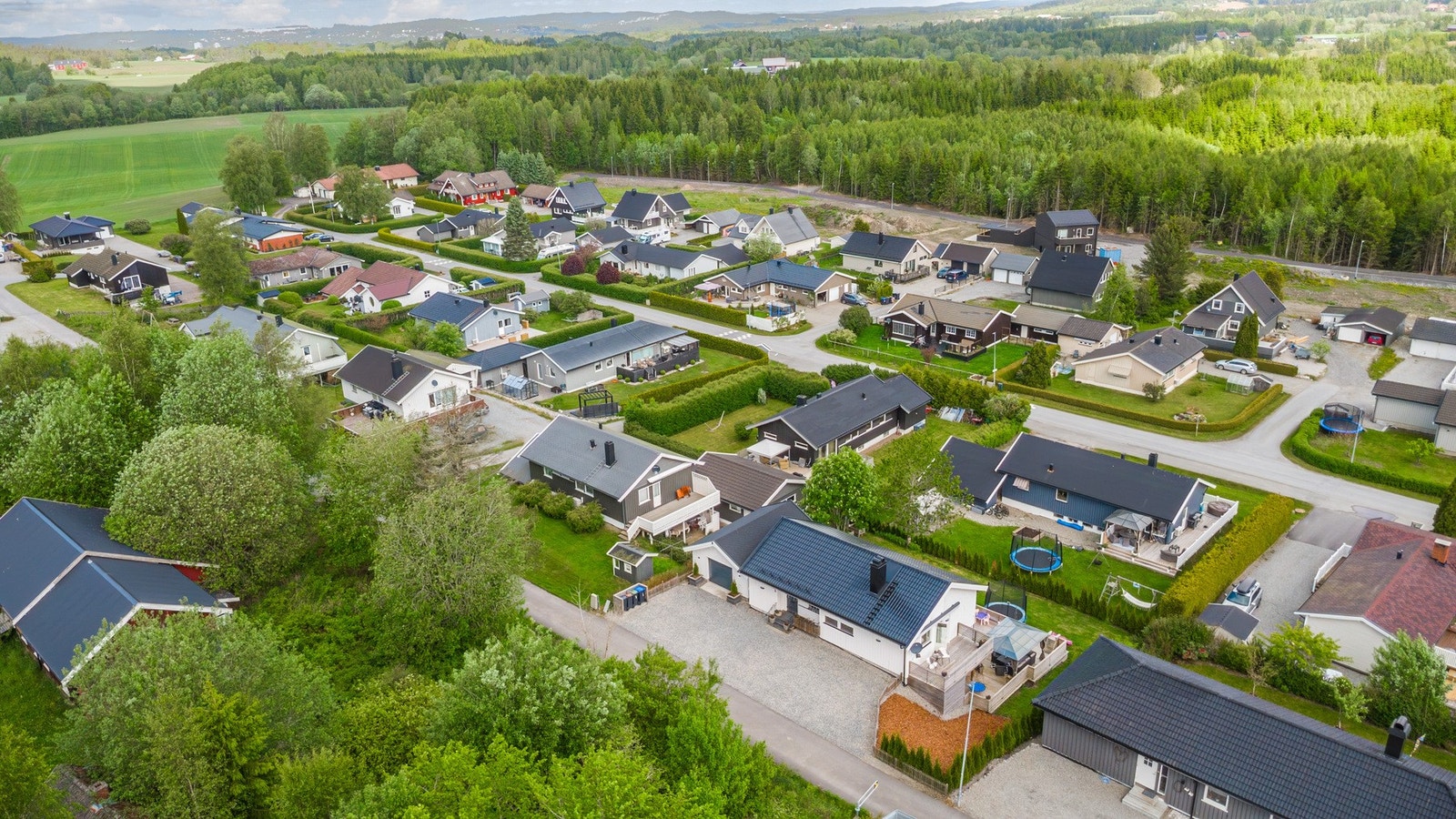 For barnefamilier og ungdom er det gangavstand til både Trømborg skole (1.-7. trinn) og barnehage, noe som gir en trygg og praktisk hverdag for småbarnsfamilier. Galleribilde