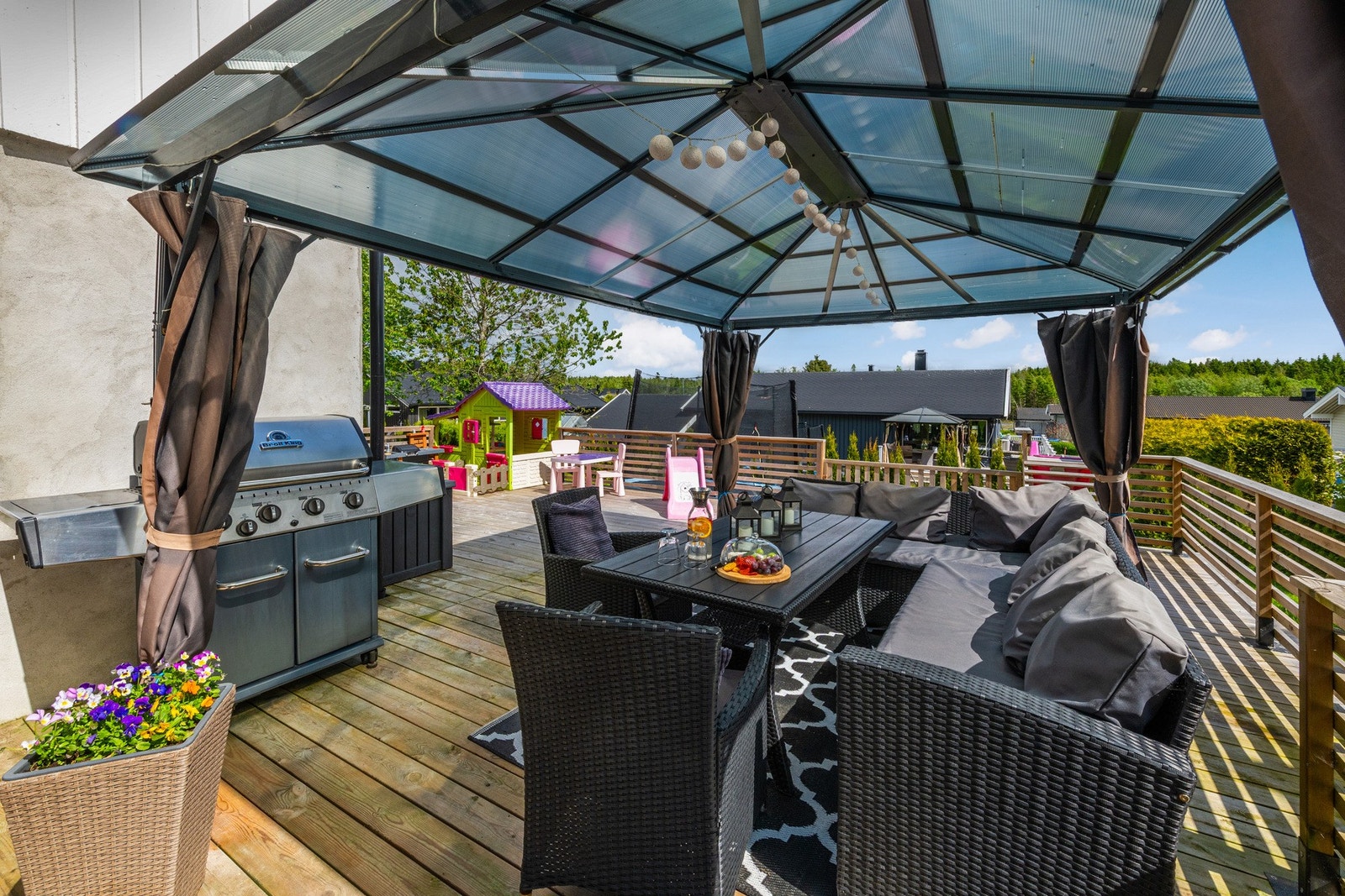 Terrassen blir en forlengelse av boligen på varme sommerdager slik at det er enkelt å flytte selskapet utendørs. Galleribilde