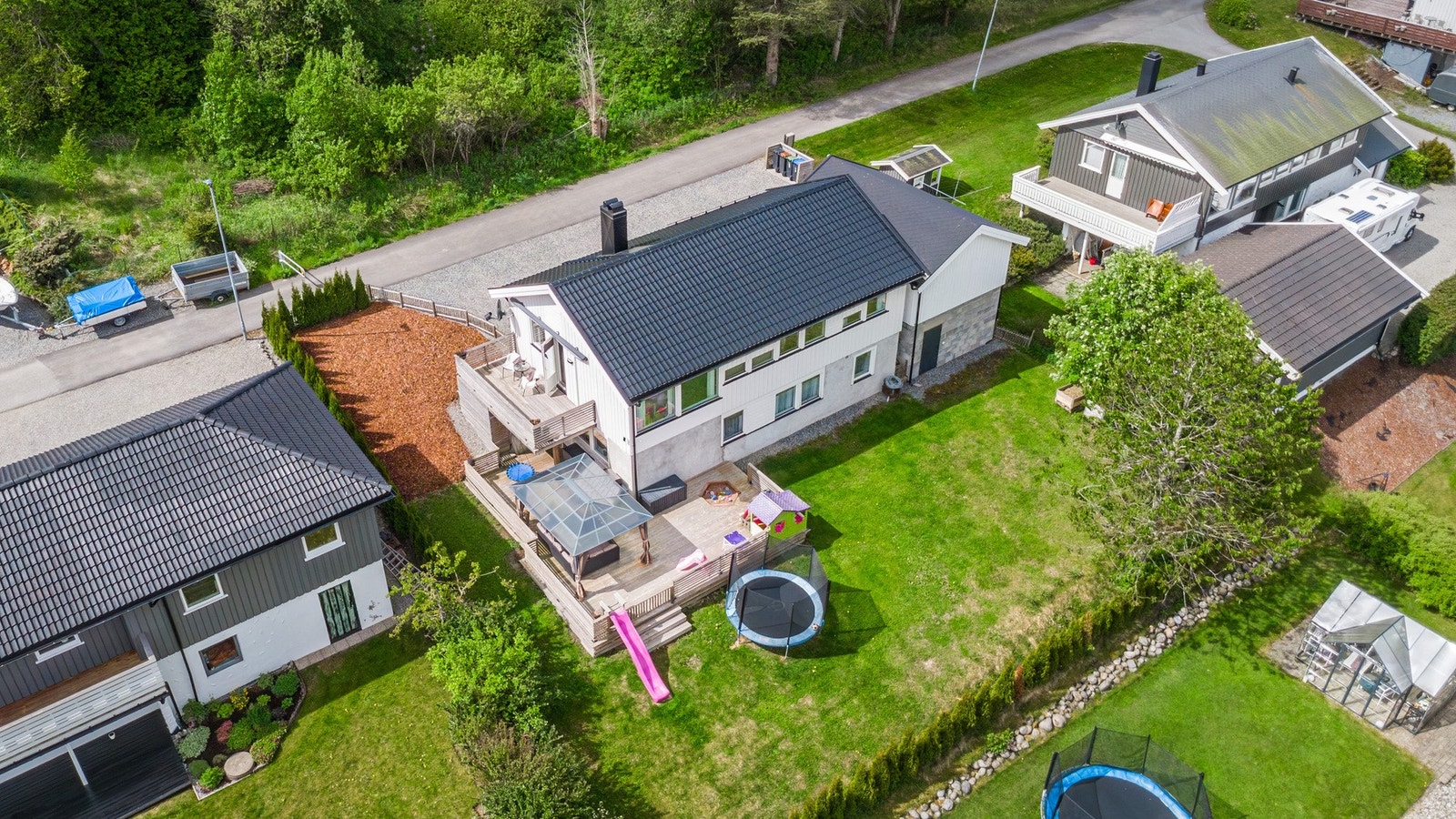 Til Mysen sentrum er det ca. 7-8 km med bil. Der finner man alt av sentrumsfasiliteter som butikker, kjøpesenter, kafeer, restauranter, bibliotek, treningssentre og kino. Mysen har også buss- og togforbindelser til Oslo og Ski via Eidsberg stasjon. Galleribilde