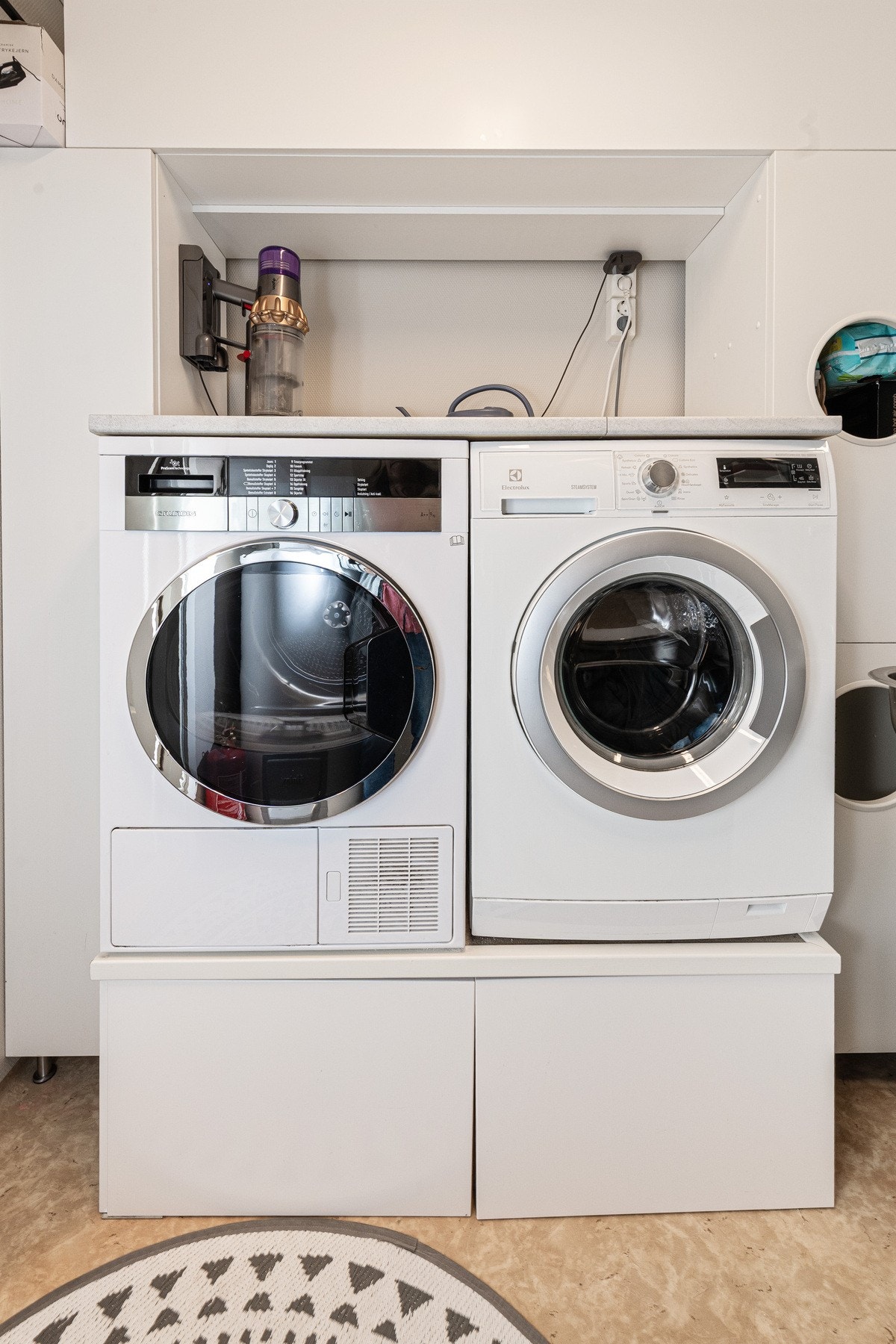 Innredning med hvite fronter og laminert benkeplate. Dusjkabinett med glassdører og steamfunksjon. Opplegg for vaskemaskin og tørketrommel. Galleribilde