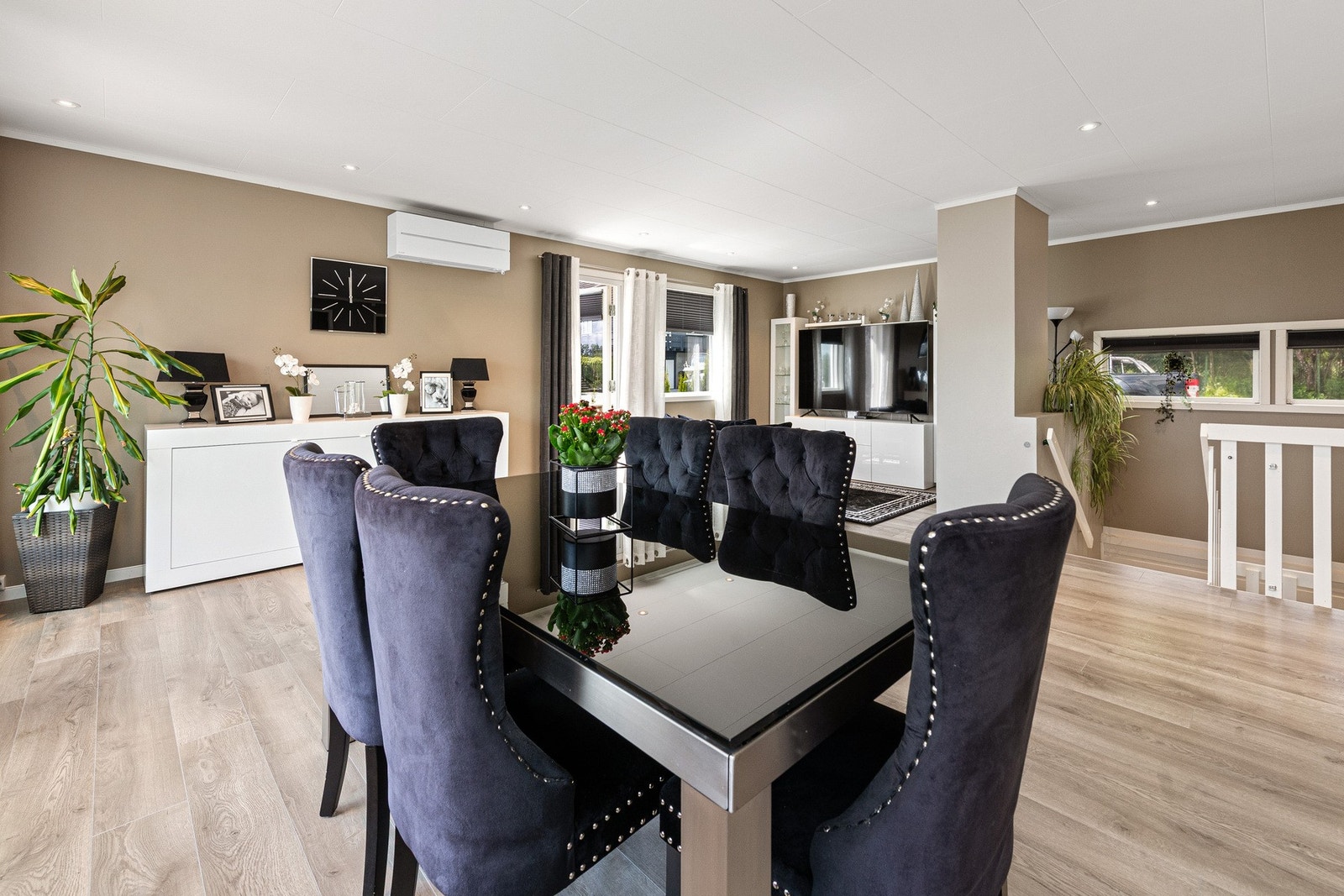 Her får du en familievennlig tomannsbolig med fine uteområder og gjennomgående god standard. Galleribilde