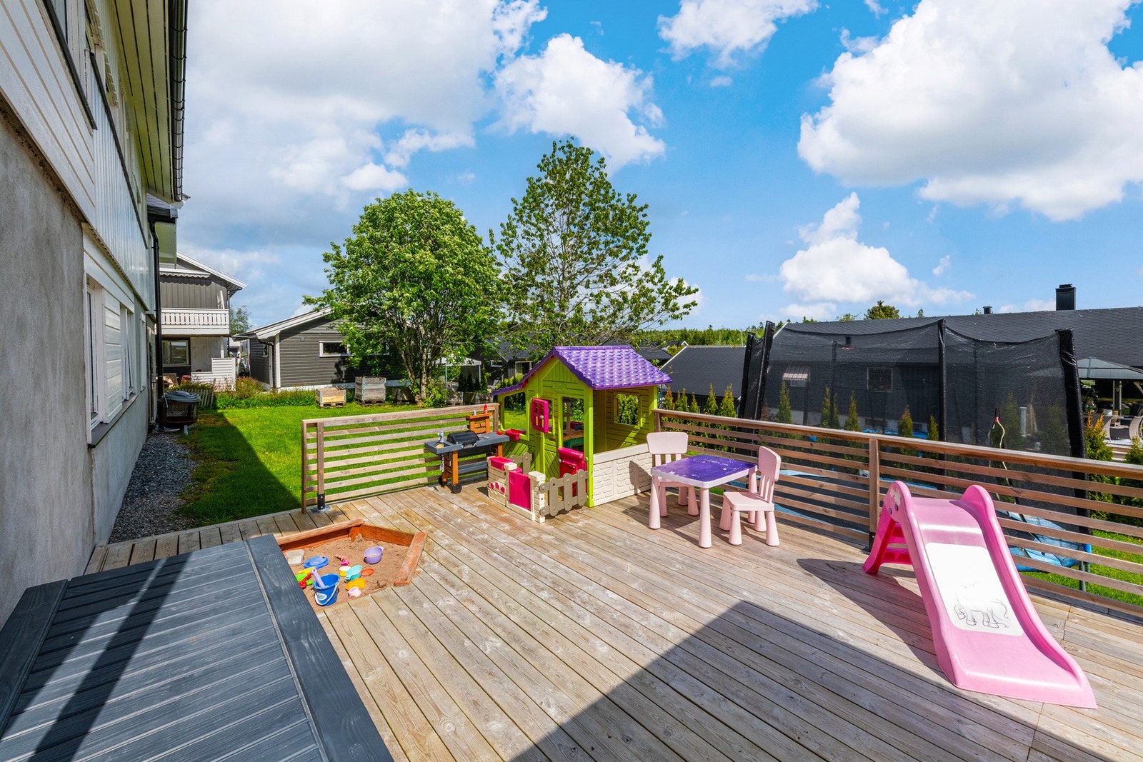 Det er perfekte forhold for å invitere venner og familie til hyggelige sammenkomster, grillkvelder eller rolige stunder i solen. Galleribilde