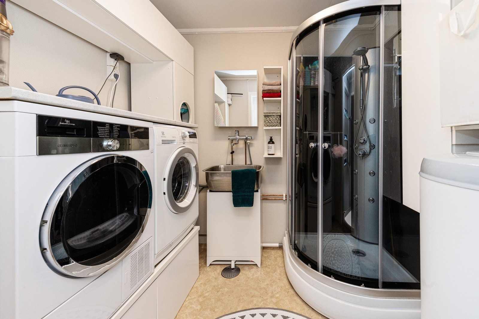 Praktisk og romslig vaskerom i første etasje. Galleribilde