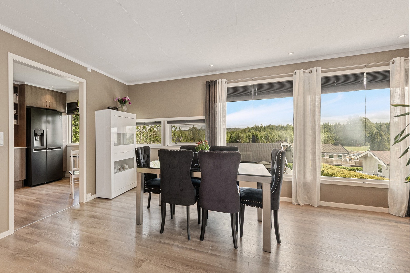 Her er det naturlig plass til både sofagruppe, TV-løsning og spisebord i tilknytning til kjøkkensonen. Galleribilde