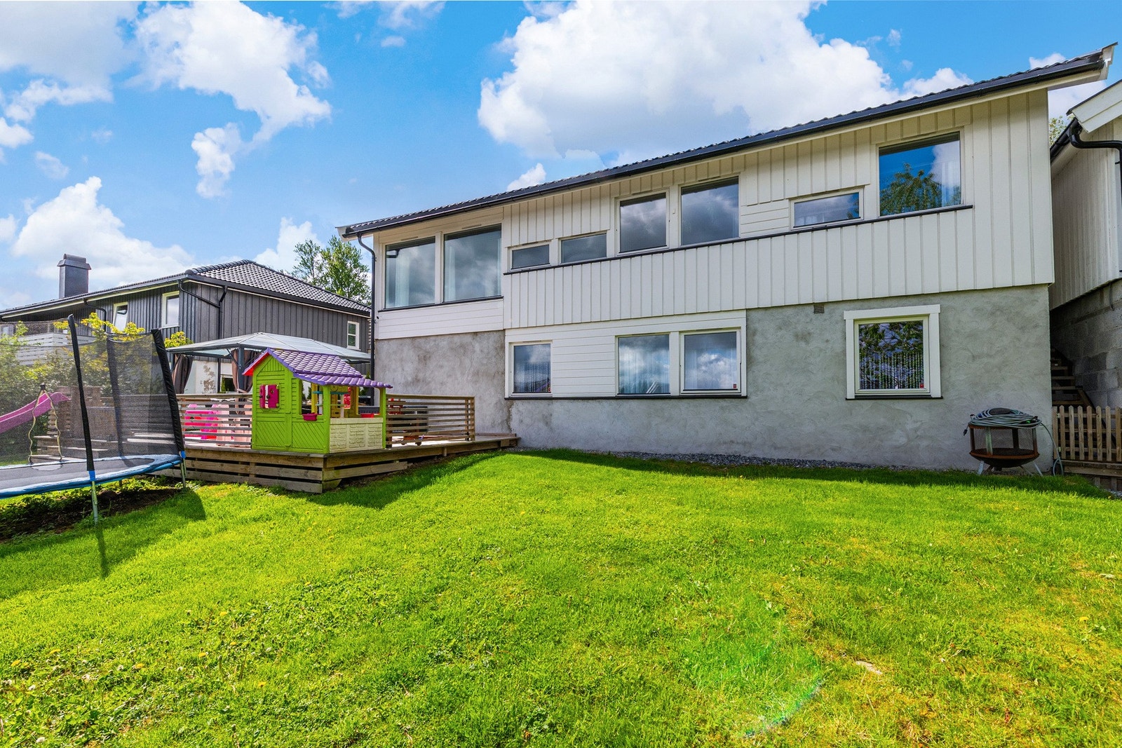 Hageområdet er særdeles usjenert, hvor en kan flytte seg etter solen. Galleribilde