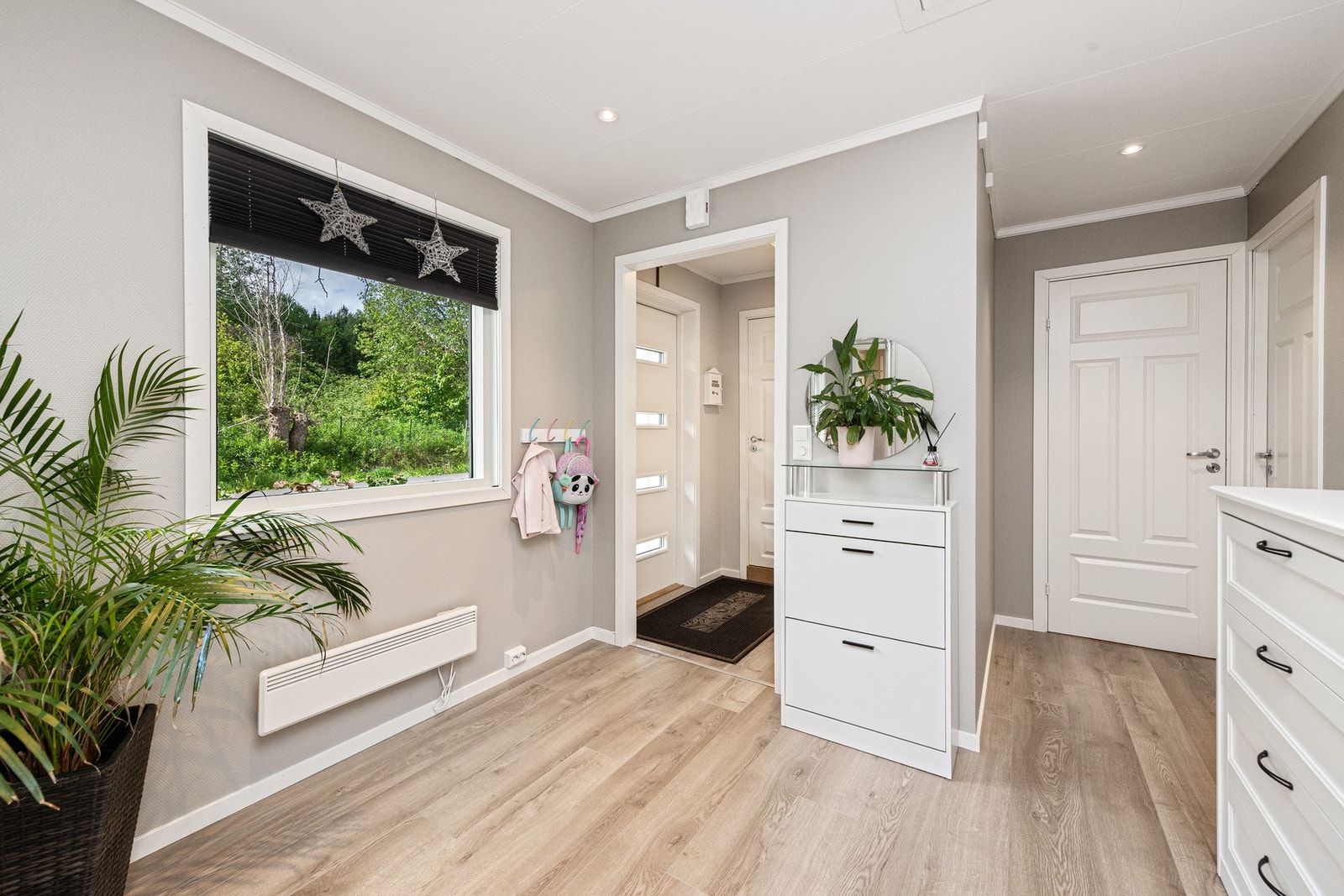 Entréen er innbydende og oversiktlig, med god plass til å henge fra seg yttertøy og sette fra seg sko. Galleribilde