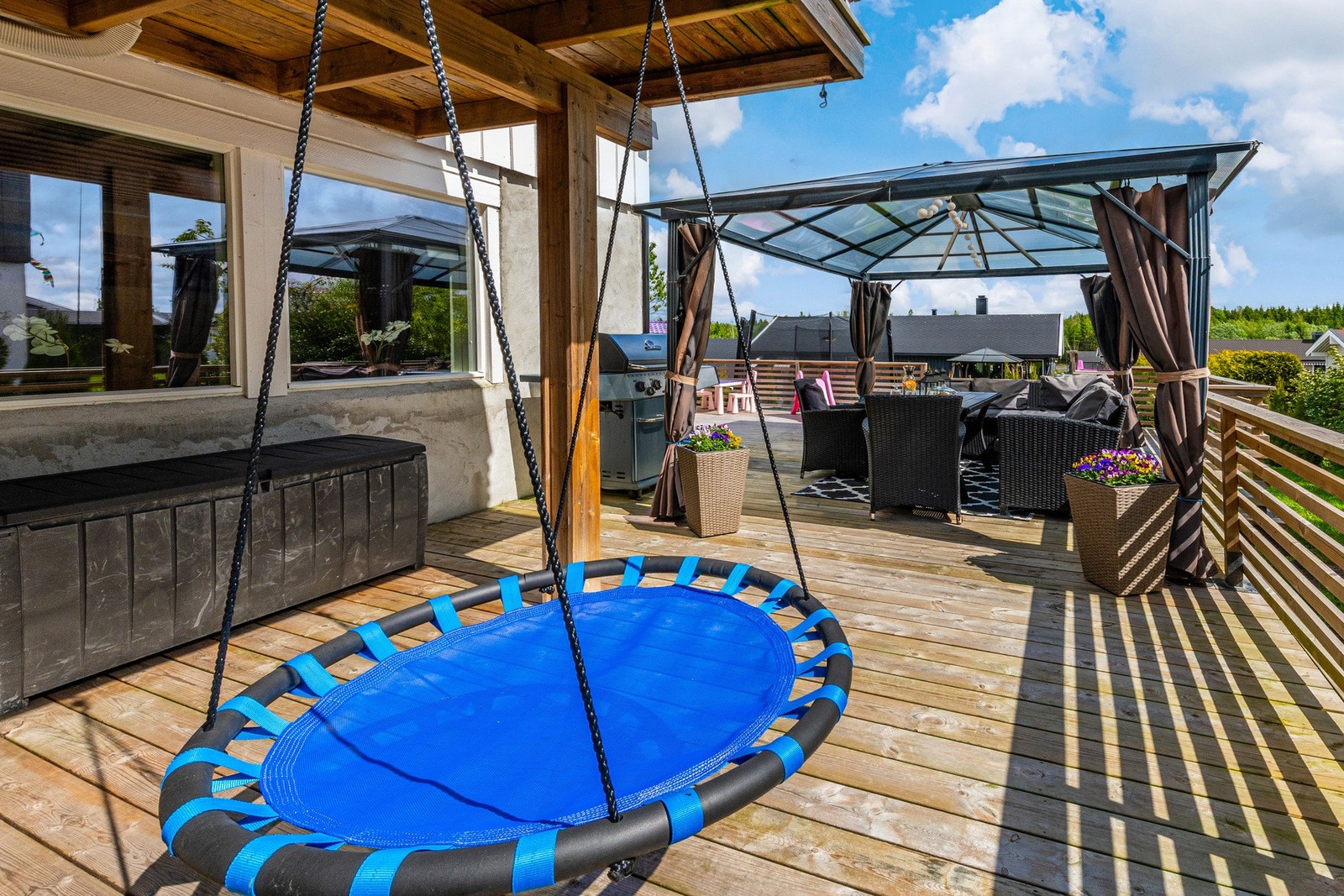 Uteområdet blir familiens naturlige samlingspunkt på sommer- og høstdager og inviterer til hyggelige stunder. Galleribilde