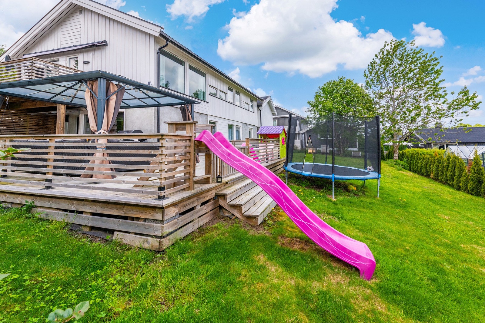 Uteplasser og god hagedel gir gode rammer for lek, grilling og avslapping i grønne omgivelser. Galleribilde