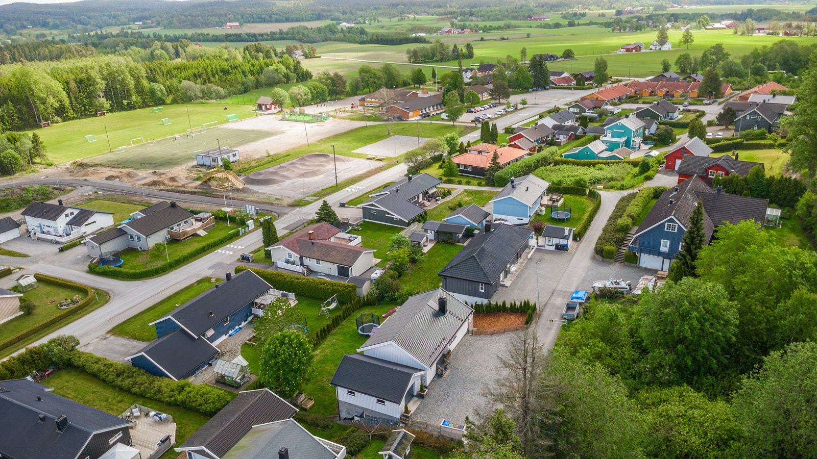Trømborgfjella er et yndet turområde rett i nærheten, med stier tilpasset både store og små, samt gode fiskemuligheter. Galleribilde