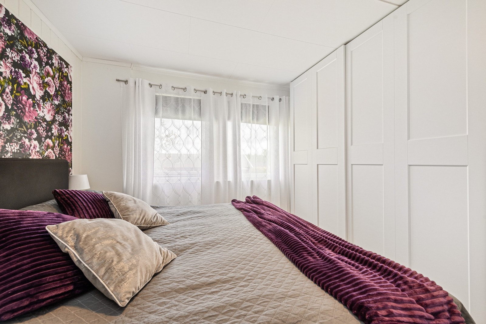 Hovedsoverommet i underetasje med stort innebygget garderobeskap. Galleribilde