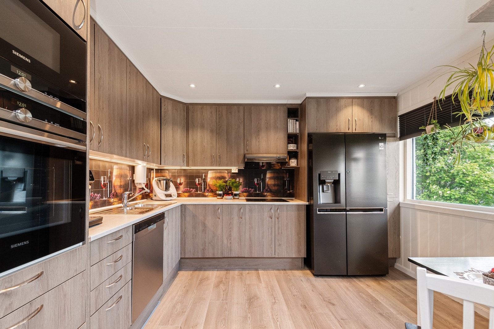 Kjøkkenet ble oppgradert i 2021 og har en moderne innredning med glatte fronter, laminert benkeplate og rikelig med skap- og arbeidsplass. Galleribilde