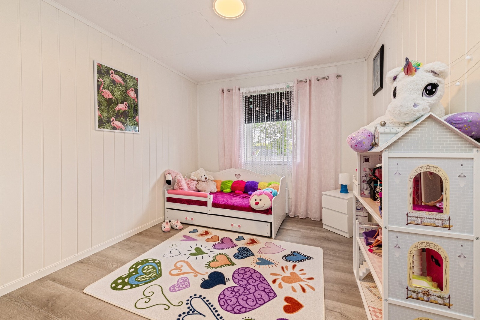 Alle soverommene er dekorativt innredet i tidsriktige fargetoner, med god plass til seng, nattbord og garderobeløsning etter behov. Galleribilde