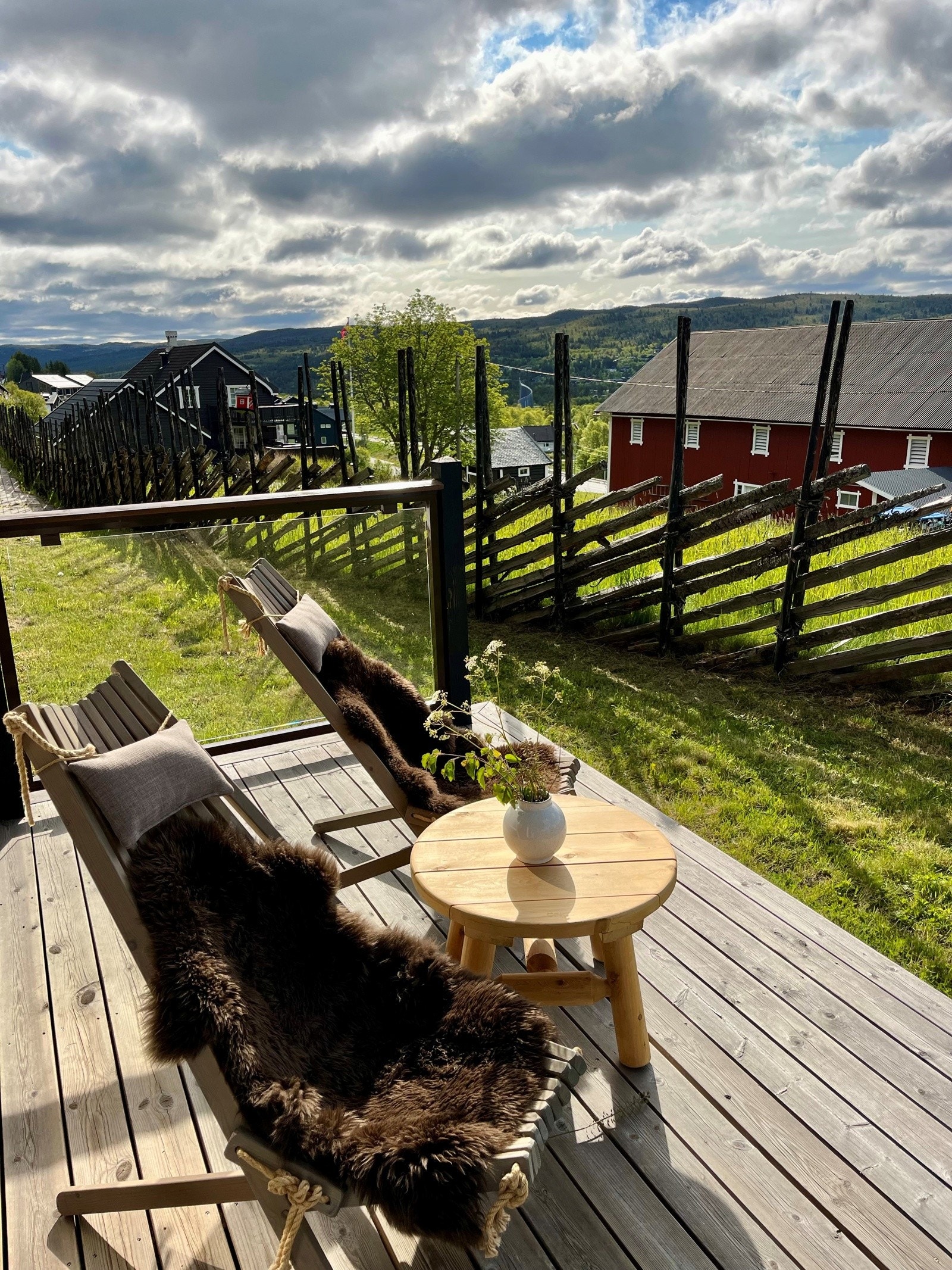 Uteplassen er solrik og lun Galleribilde