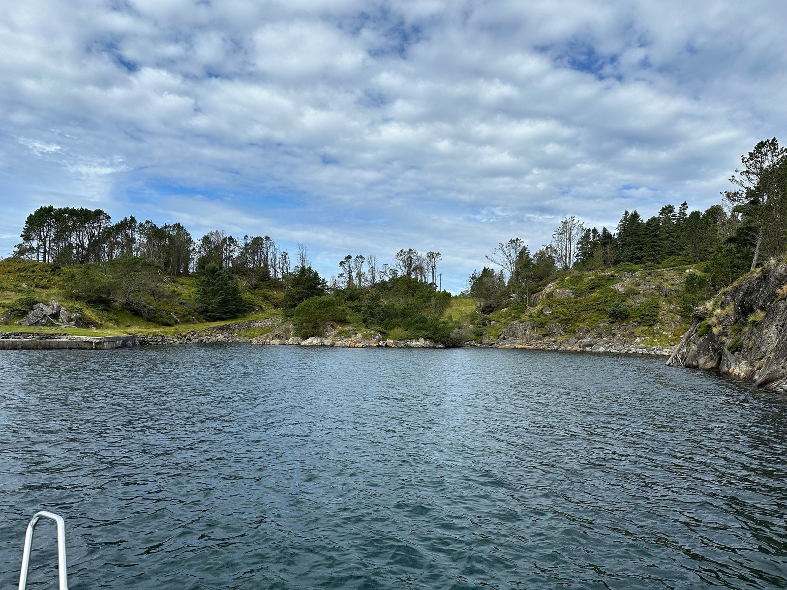 Gammel brygge og vei fra sydsiden av øyen (Breivika). Øverst til høyre sees en av stiene som ble anlagt under krigen. Galleribilde
