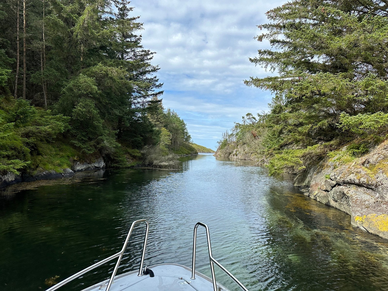 Fantastisk kystlandskap i nærområdet (Forsøy synlig i enden av sundet) Galleribilde