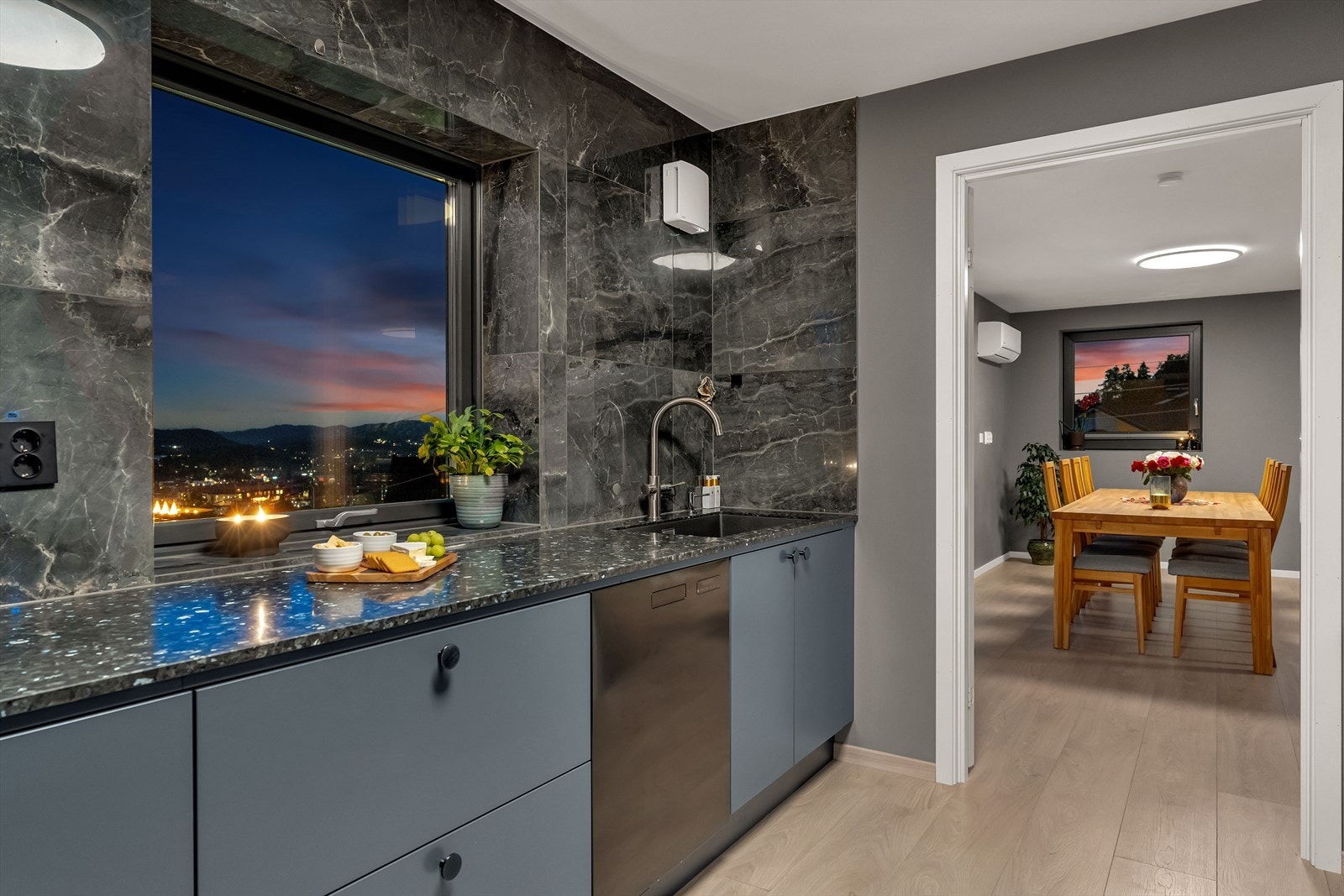 Størrelsen gjør det mulig for at flere personer kan stå for matlagingen. Galleribilde