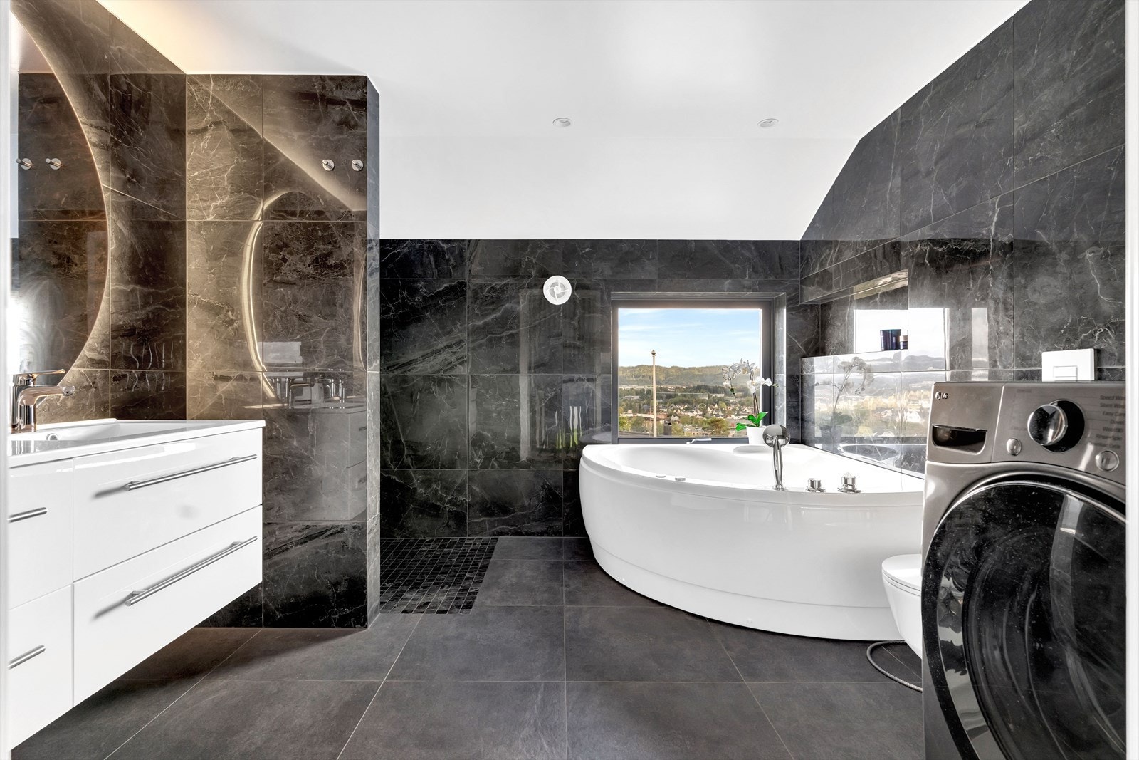 Hovedbadet er moderne og delikat med fliser på gulv og vegg, varme i gulv og downlights. Galleribilde