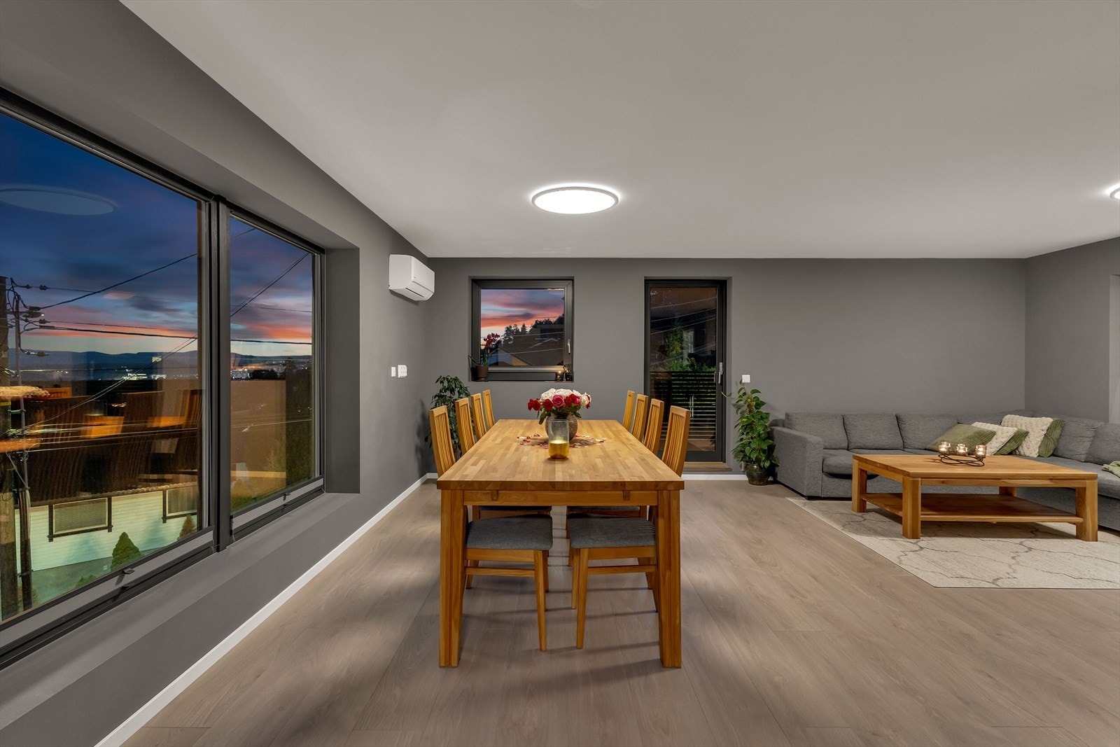 Her kan familie og venner samles rundt spisebordet. Rommet oppleves som luftig og moderne. Galleribilde