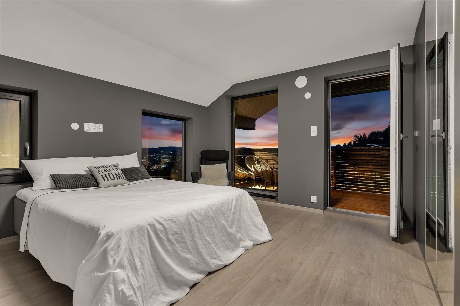 Hovedsoverommet er romslig, med moderne innredning og en vakker utsikt som gir en rolig og avslappende atmosfære. Galleribilde