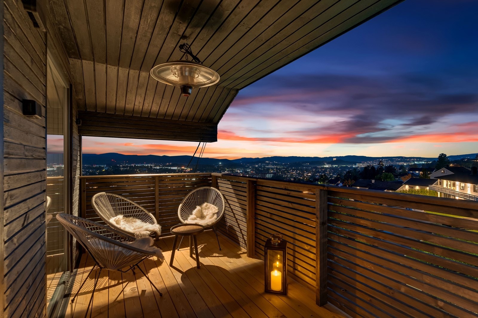 Den andre balkongen i boligen byr også på en vakker utsikt og har plass til flere sittegrupper. Galleribilde