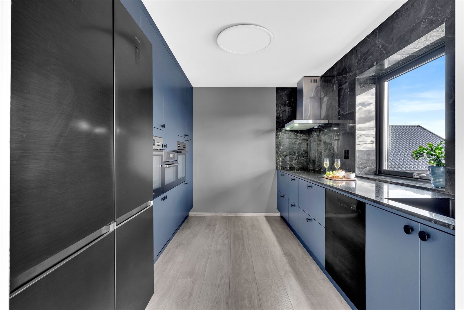 Kjøkkenet er godt utnyttet med mye skap- og benkeplass i tillegg til integrerte hvitevarer. Galleribilde