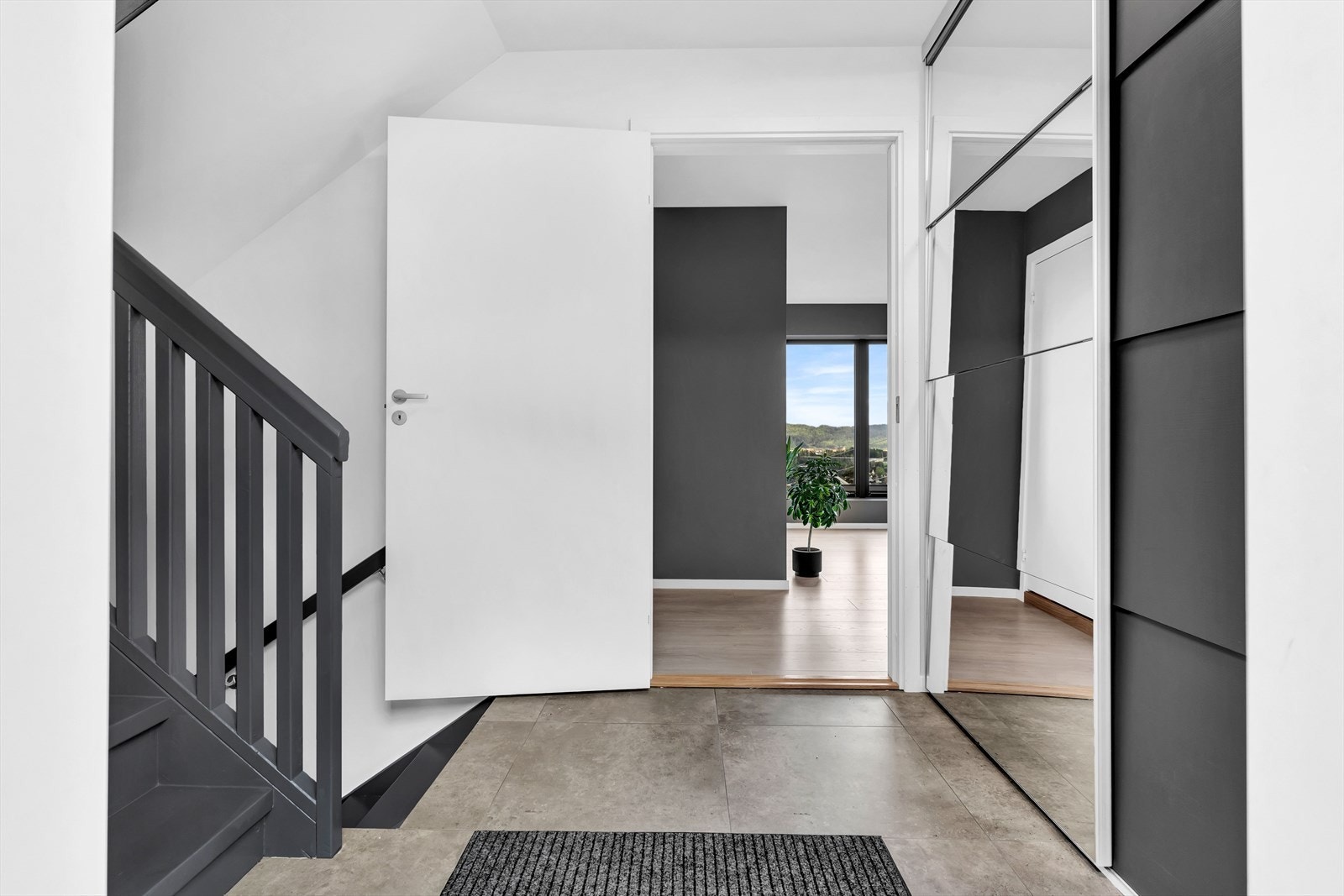 En romslig og praktisk entré, med en garderobe som gir god plass til yttertøy og tilbehør. Galleribilde