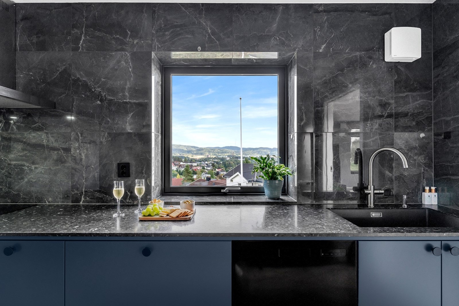 Ved en innstilling på vasken kan man få rennende, kokende vann ut av kranen. Galleribilde